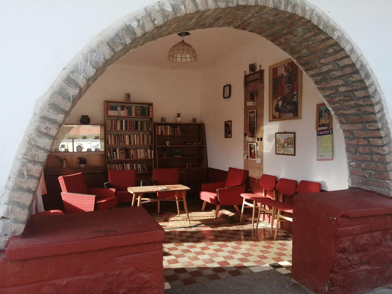 A falu korábban könyvekkel, székekkel tette otthonossá a megállót