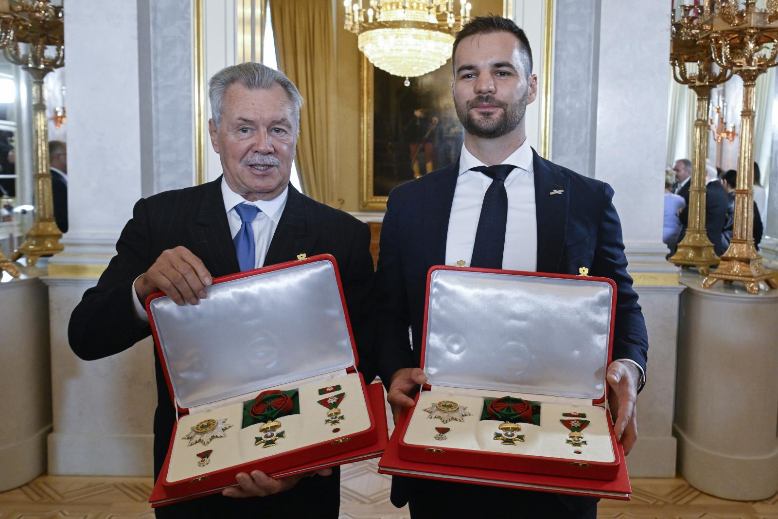 Farkas Bertalan és Kapu Tibor a kitüntetésekkel