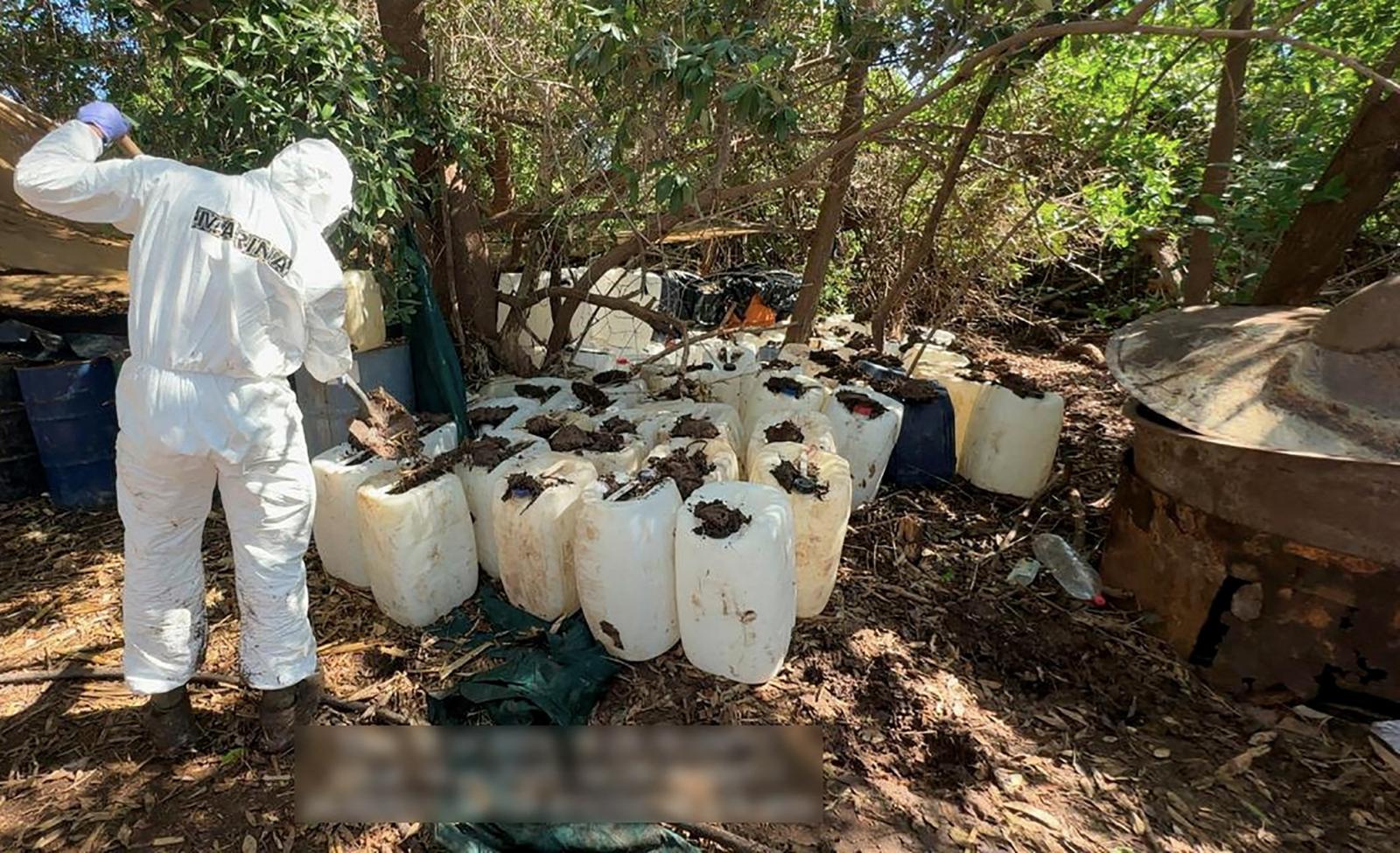 Mexikói drogfogás. Egy katona a Sinaloa kartell titkos metamfetaminlaboratóriumának a felszámolásán dolgozik