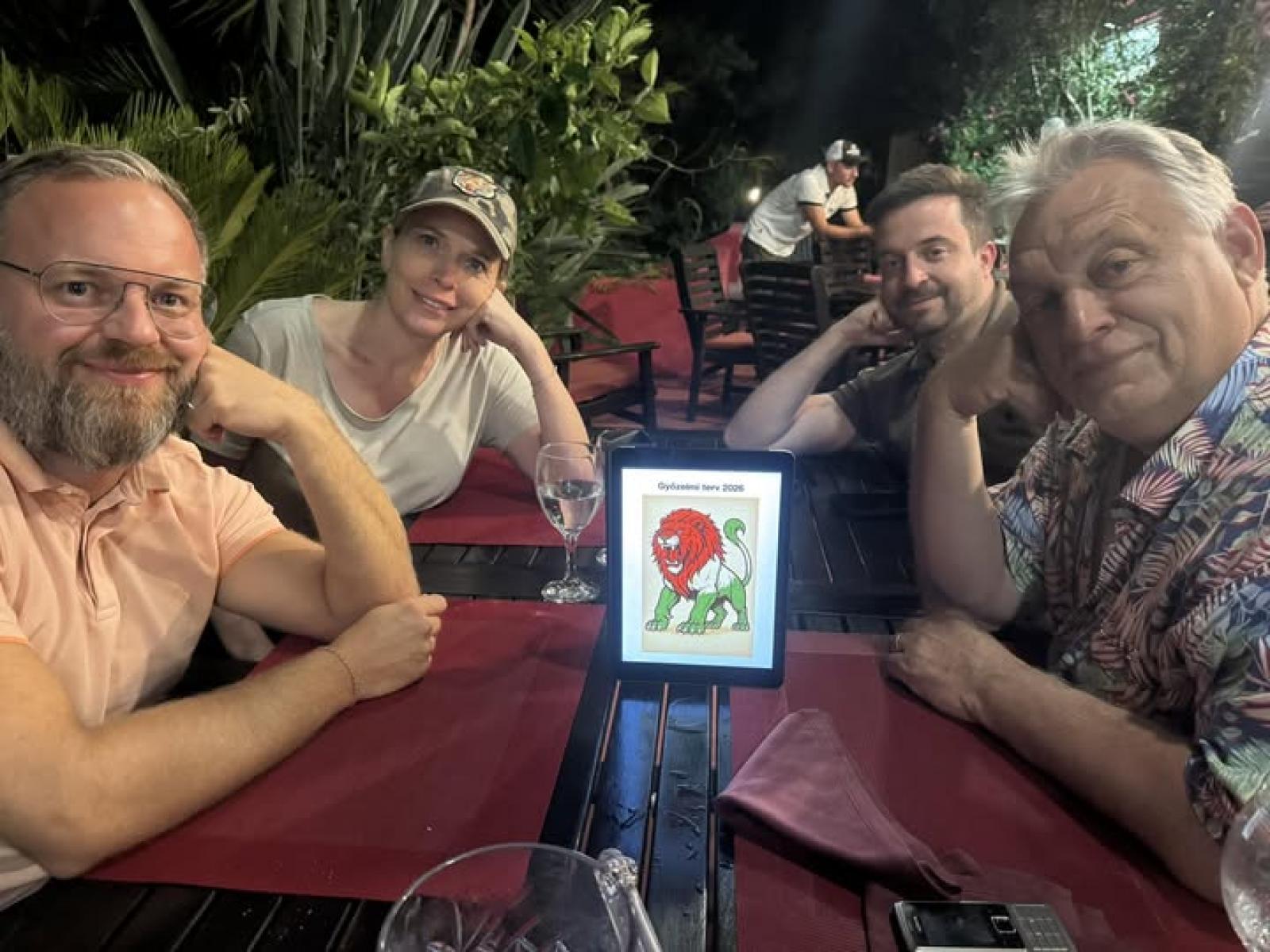 Orbán Balázs és Orbán Viktor, illetve Kaminsky Fanni és Máté János a győzelmi bejelentés idején