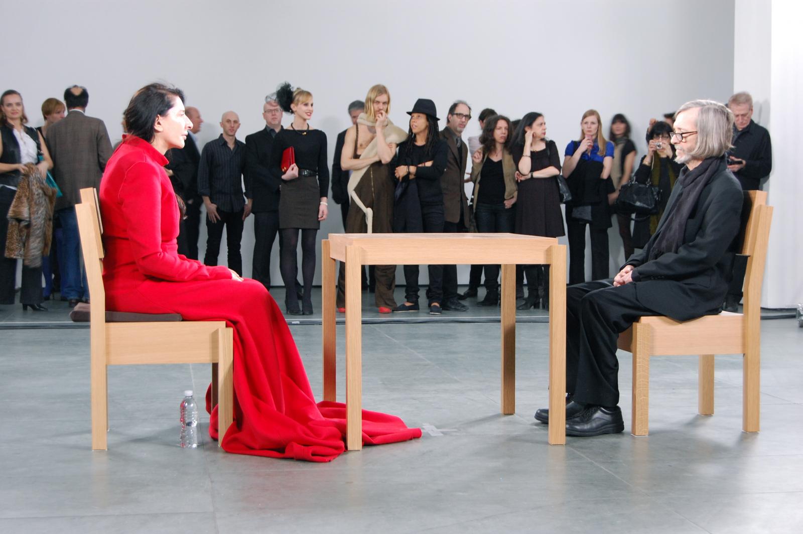 Marina Abramović A művész jelen van című kiállításán a MoMA-ban