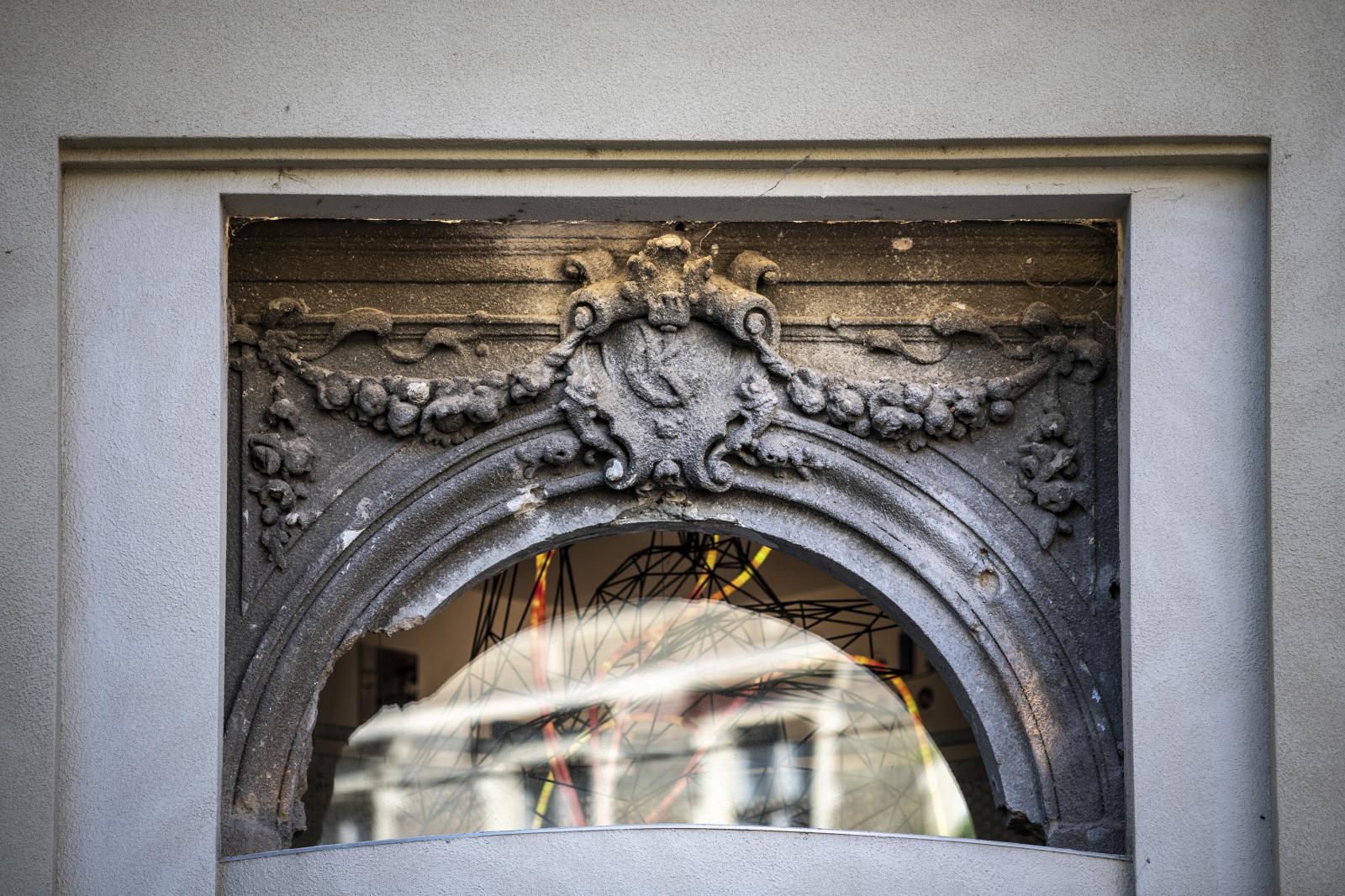 A József körúti ház sarki bejárata fölött az építtető Gergelyi Kálmán (GK) monogramja