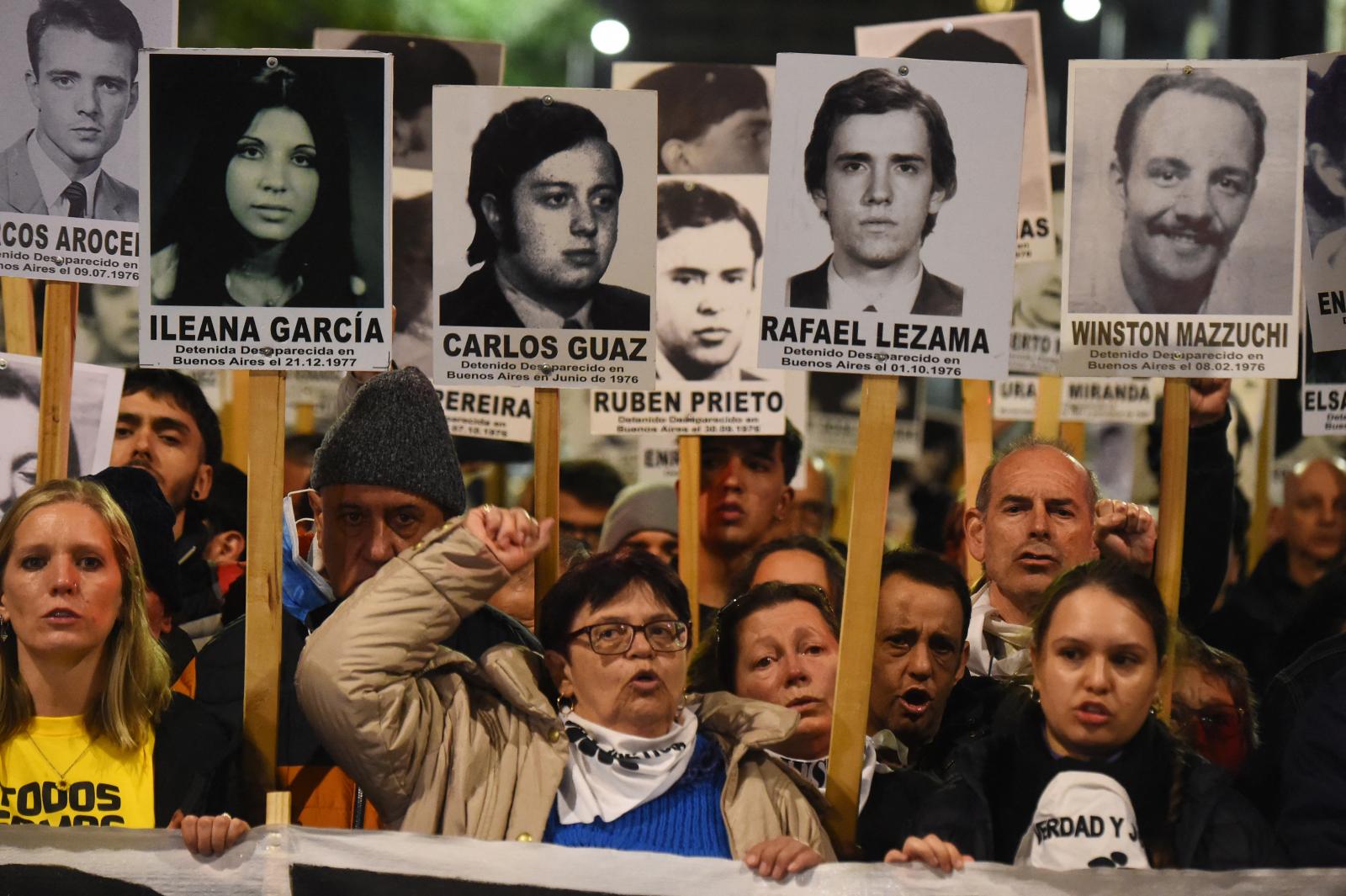 A csend menete. Tüntetés az 1973 és 1985 közötti uruguayi diktatúra eltűntjeiért Montevideóban 2025. május 20-án