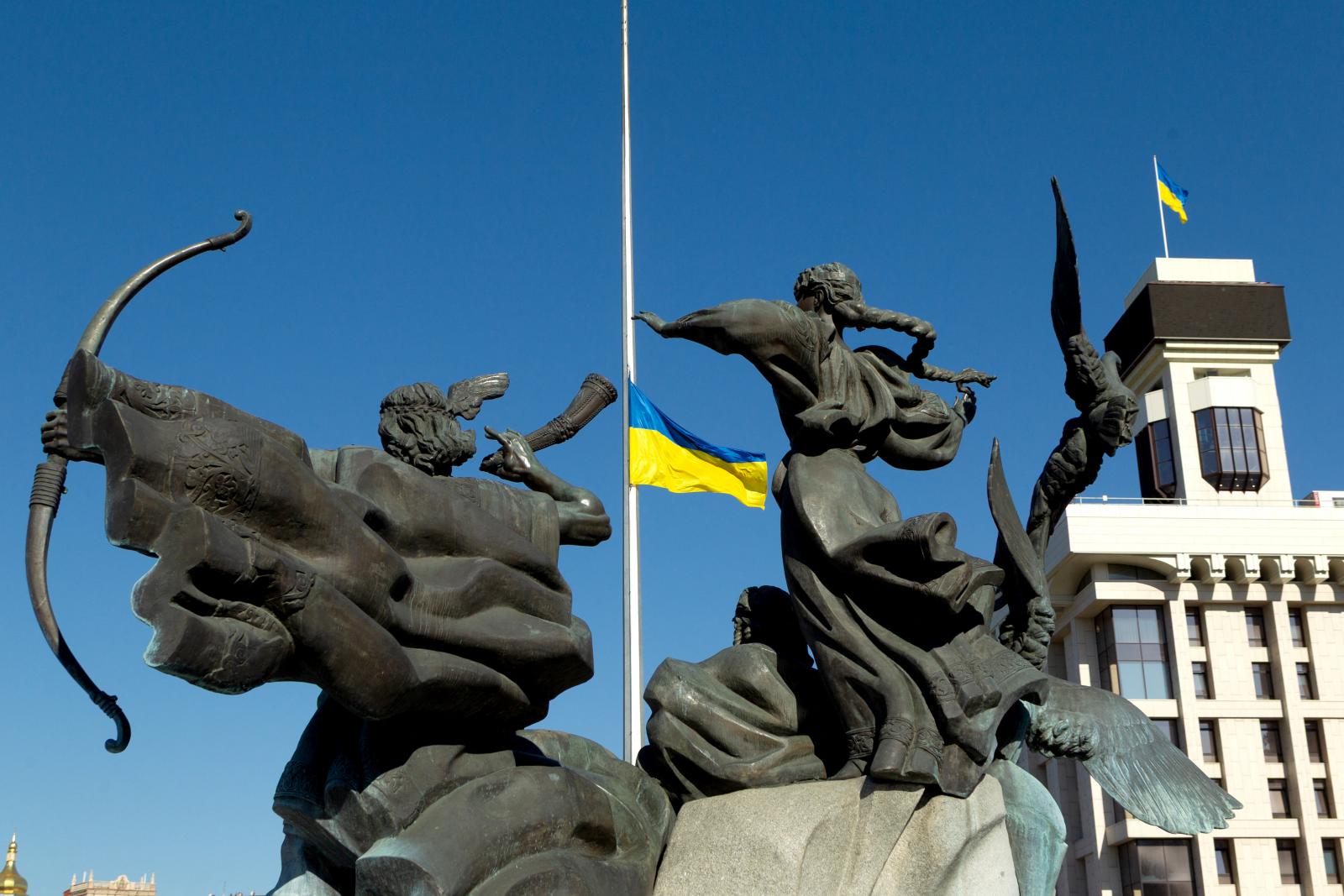 Zászlók félárbocon a kijevi Majdanon az augusztus 27-28-i támadás után