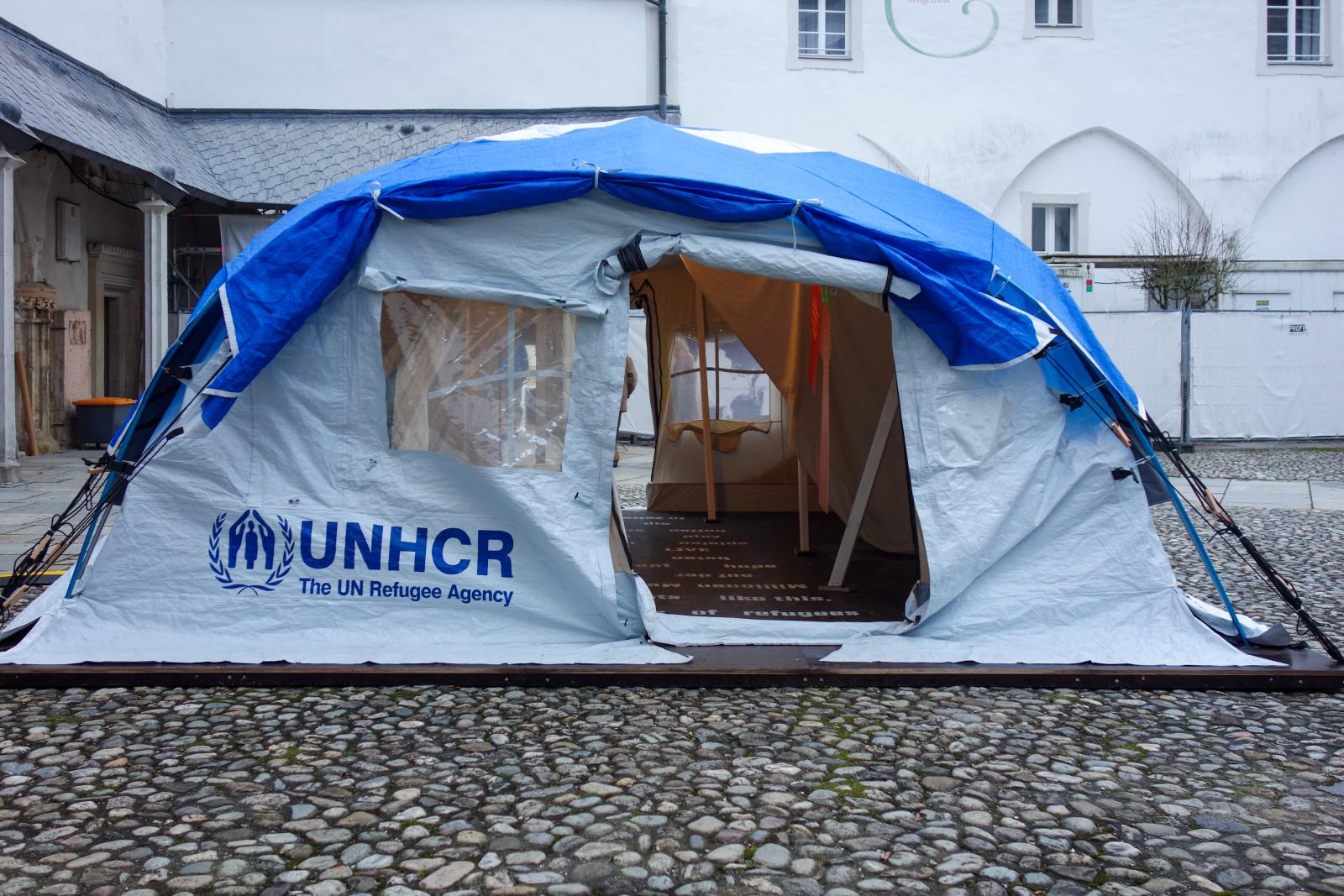 ENSZ-menekült­sátor a passaui dóm belső udvarán, amelyet pedagógiai célból állítottak fel, az emberekben meglévő alantas ösztönök ellensúlyozásaként