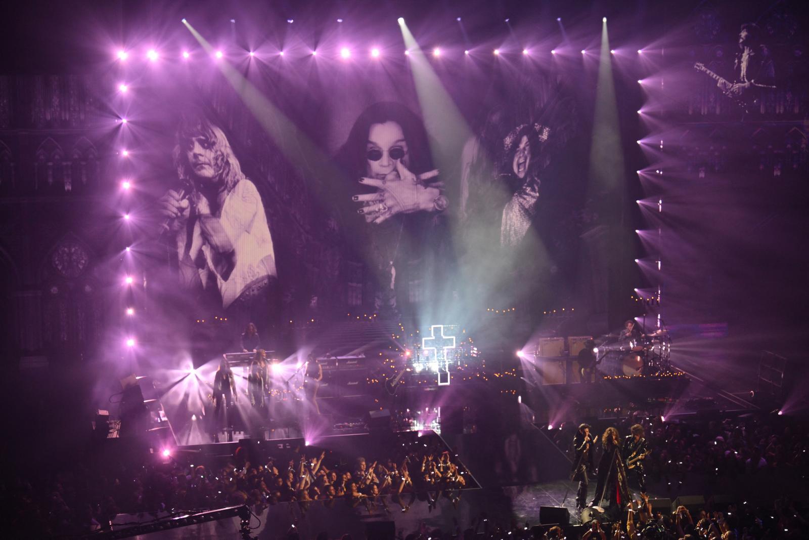 Ozzy Osbourne életműve előtt pár perces koncerttel tisztelegtek, amelyet fia és több unokája videóüzenetben vezetett fel