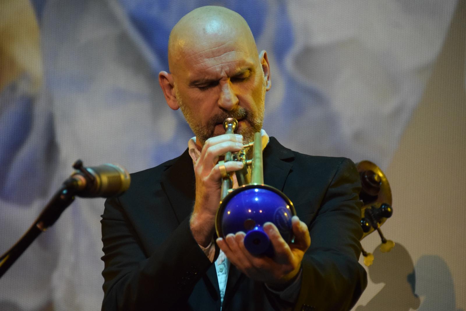 Fekete-Kovács Kornél irányításával egy öttagú trombitaszekció tiszteleg Miles Davis előtt