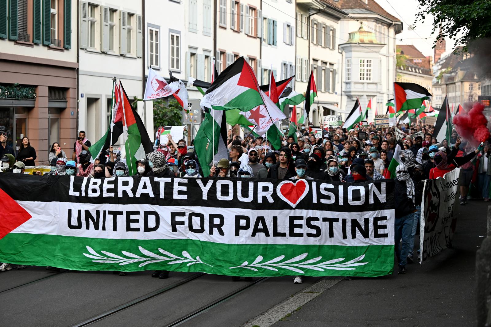 Izrael Eurovíziós részvétele elleni demonstráció a dalverseny döntője előtt Bázelben május 17-én 