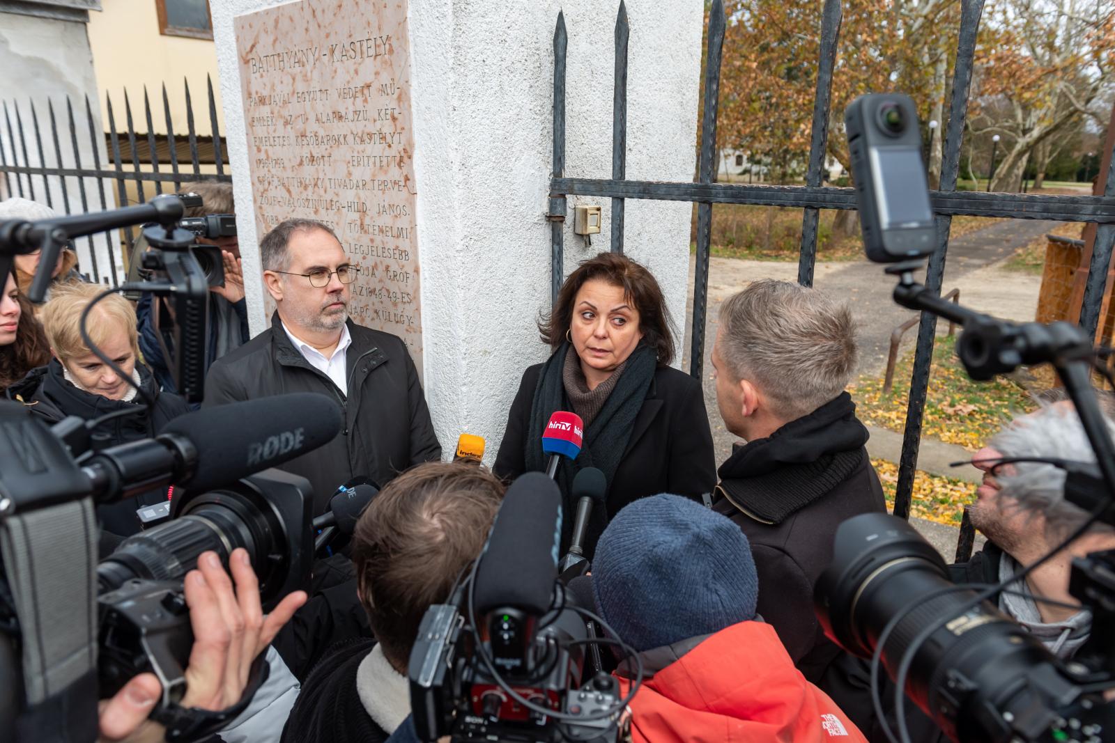 Cséplőné Gönczi Veronika a mikrofonnál. Nem engedte be Magyar Pétert