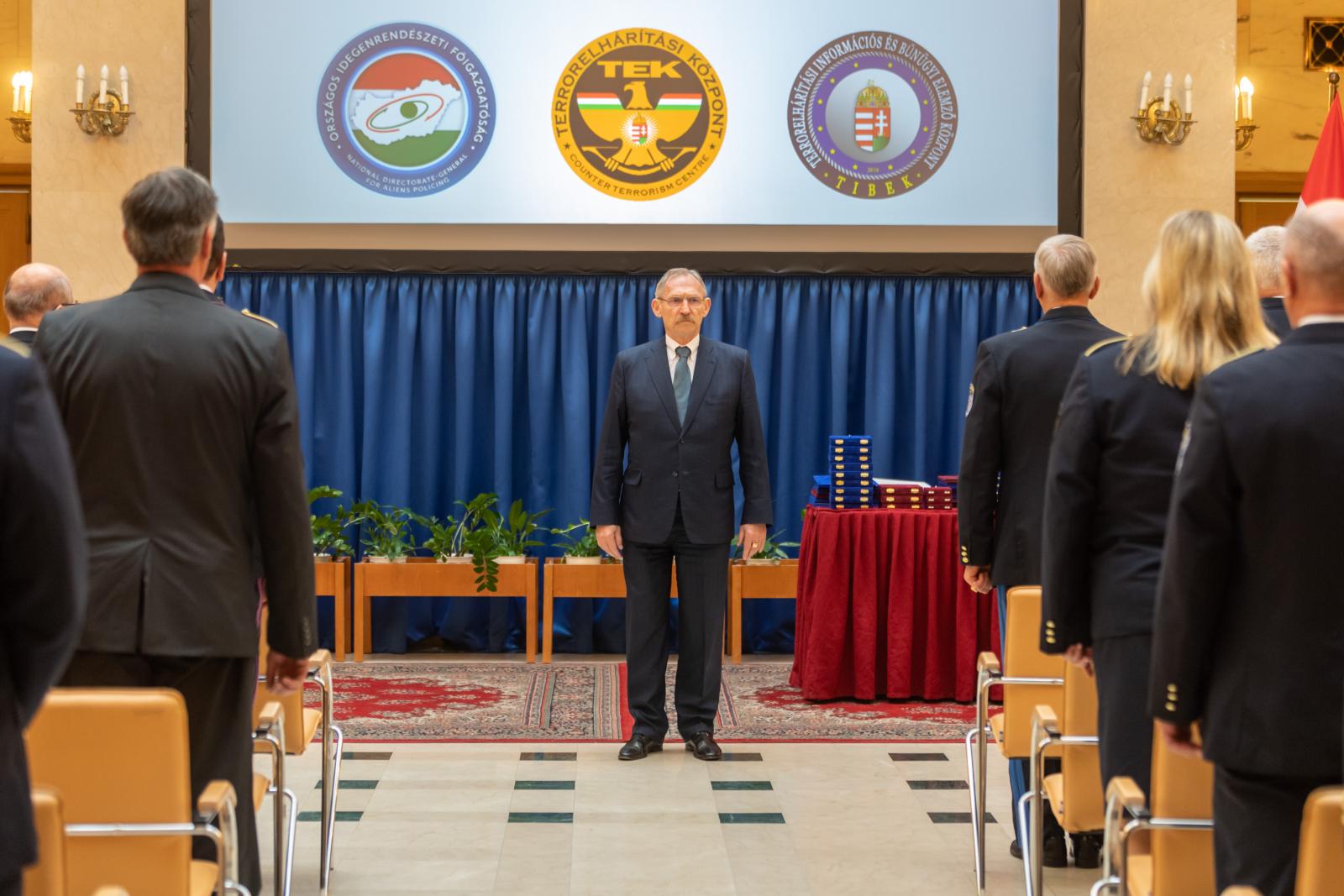 Úgy hírlik, Pintér Sándor belügyminiszter, akitől elvették a titkosszolgálatokat, a Pride békés biztosítása mellett döntött, s így a demonstrálók mellé állt