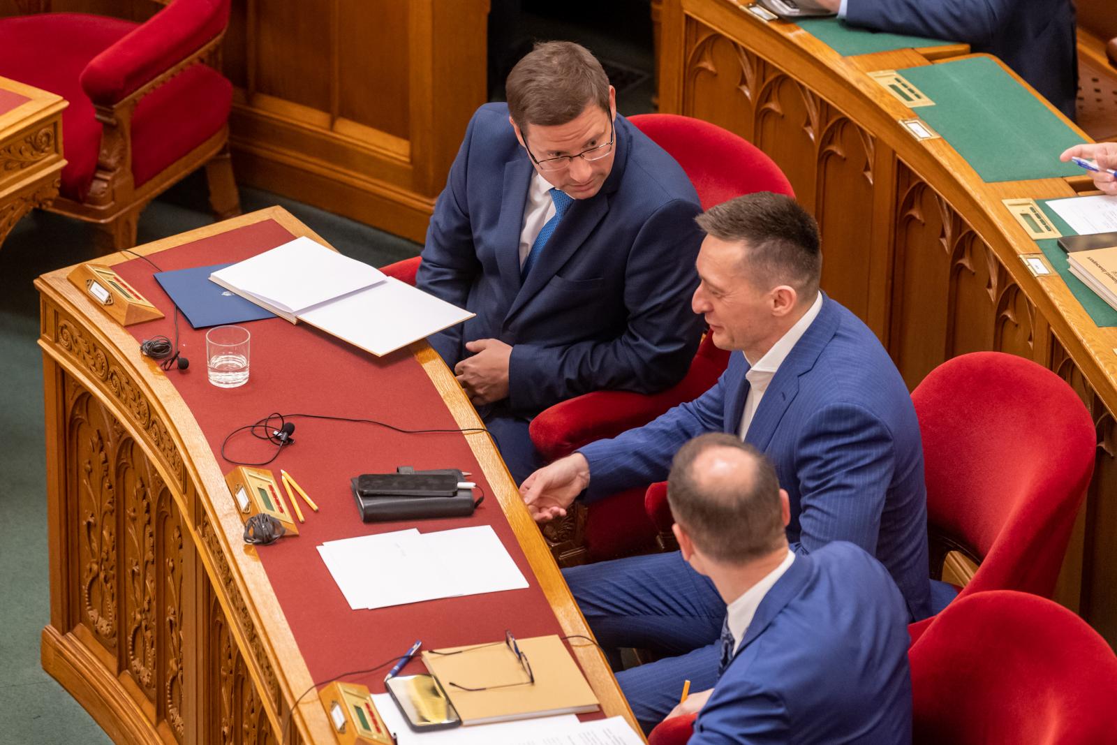 265 megbízásból 265 ugyanott landolt a Rogán Antal irányítása alá tartozó Nemzeti Kommunikációs Hivatal beszerzésein keresztül