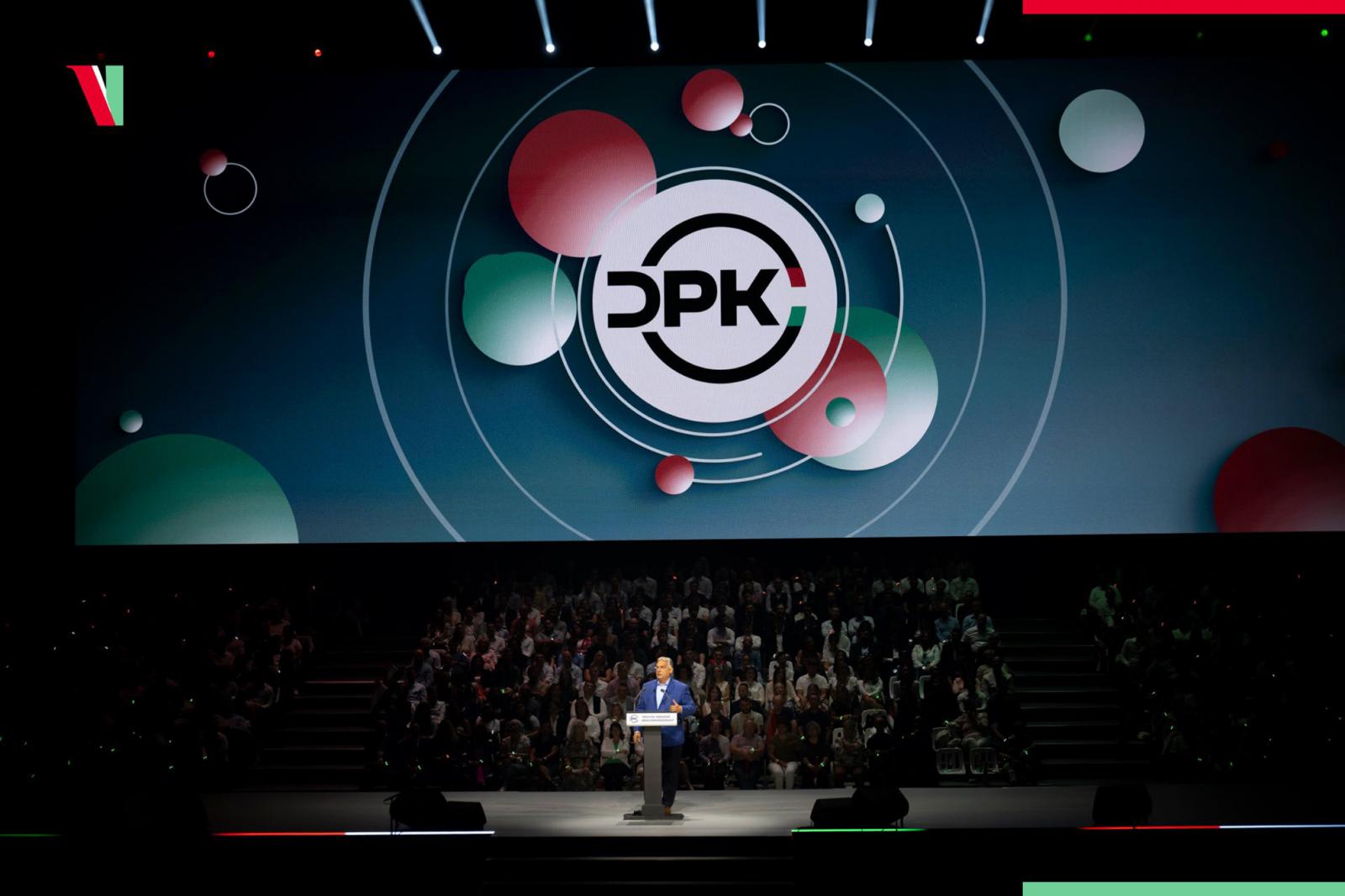 Orbán beszél. A szakértő szerint a szombati rendezvény célja az volt, hogy reprezentálja azt az imázsváltást, amelyben a kormányfő már nem egy dühös, hatalma megtartásáért kapkodó, agresszív vezetőként tűnik fel