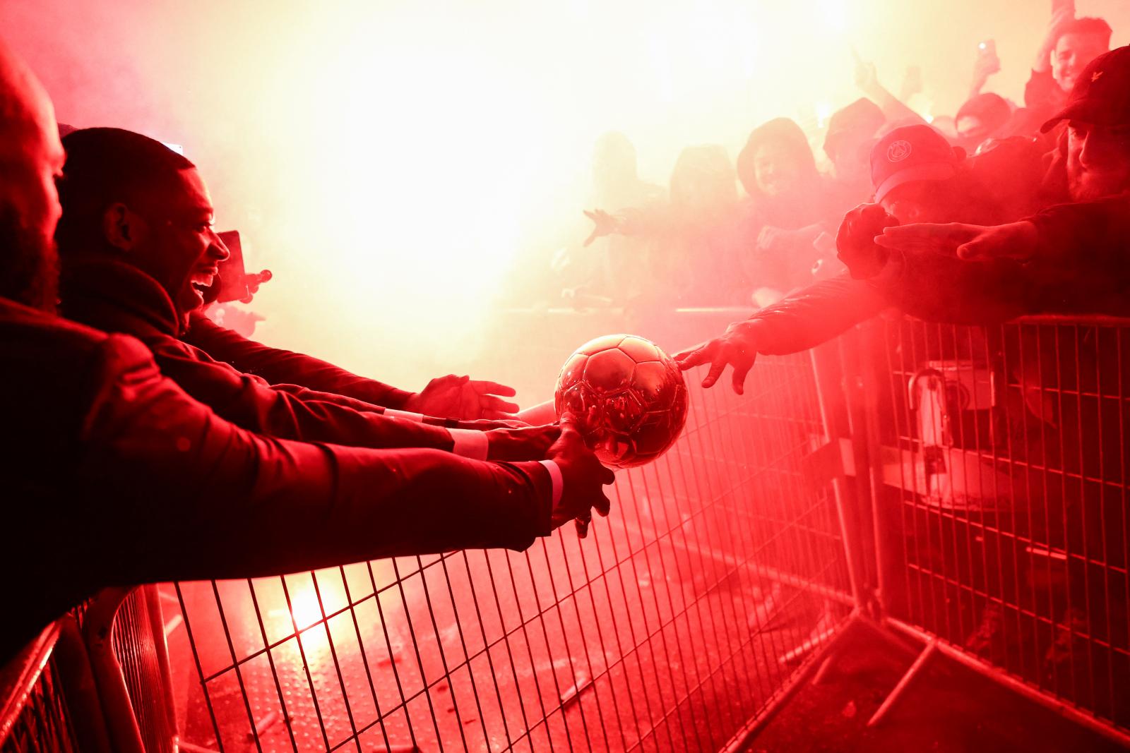 Ousmane Dembélé a szurkolókkal ünnepel