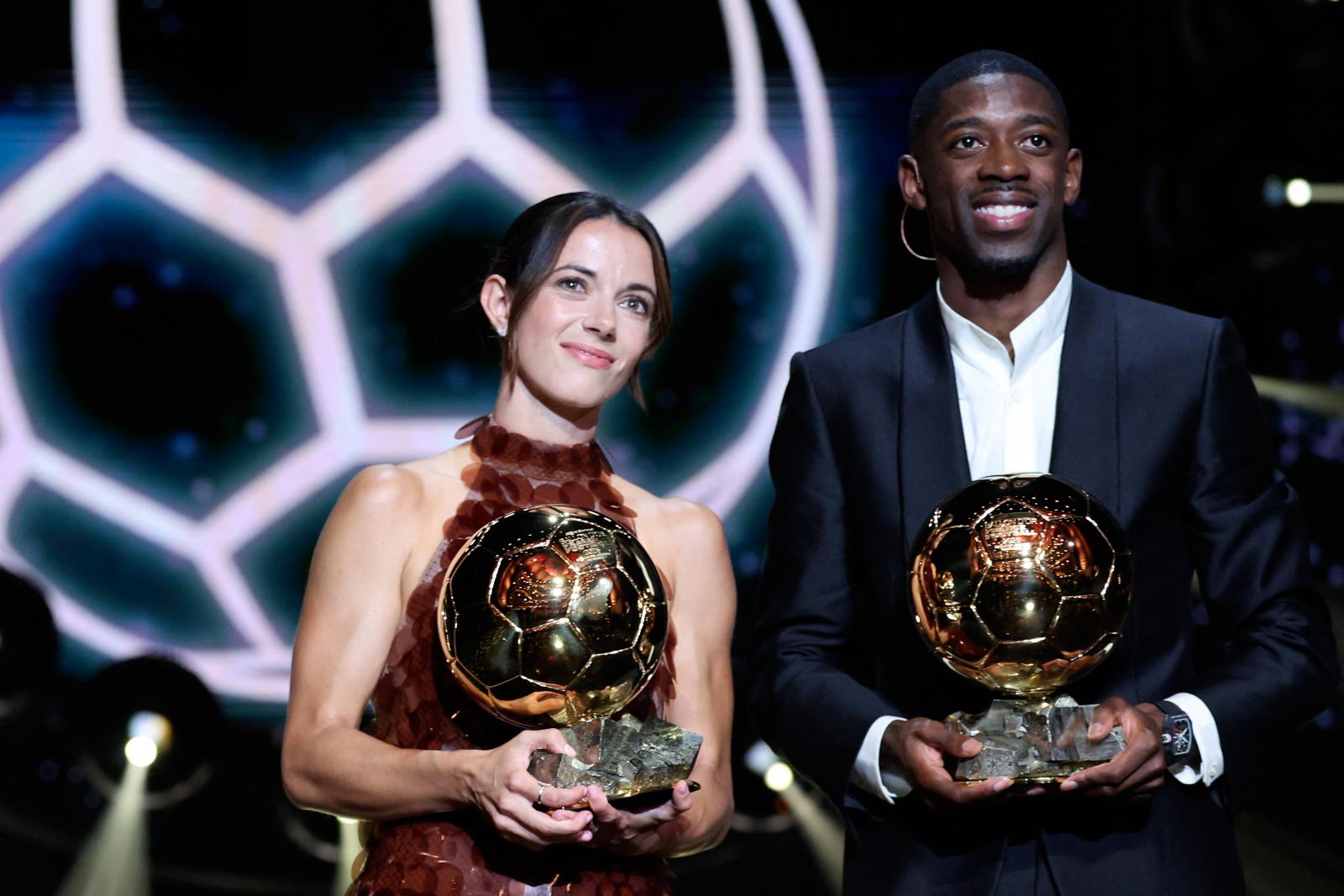 Ousmane Dembélé és a Barcelona spanyol középpályása Aitana Bonmati miután átvették az Aranylabdát a 2025-ös France Football díjátadó ünnepségen