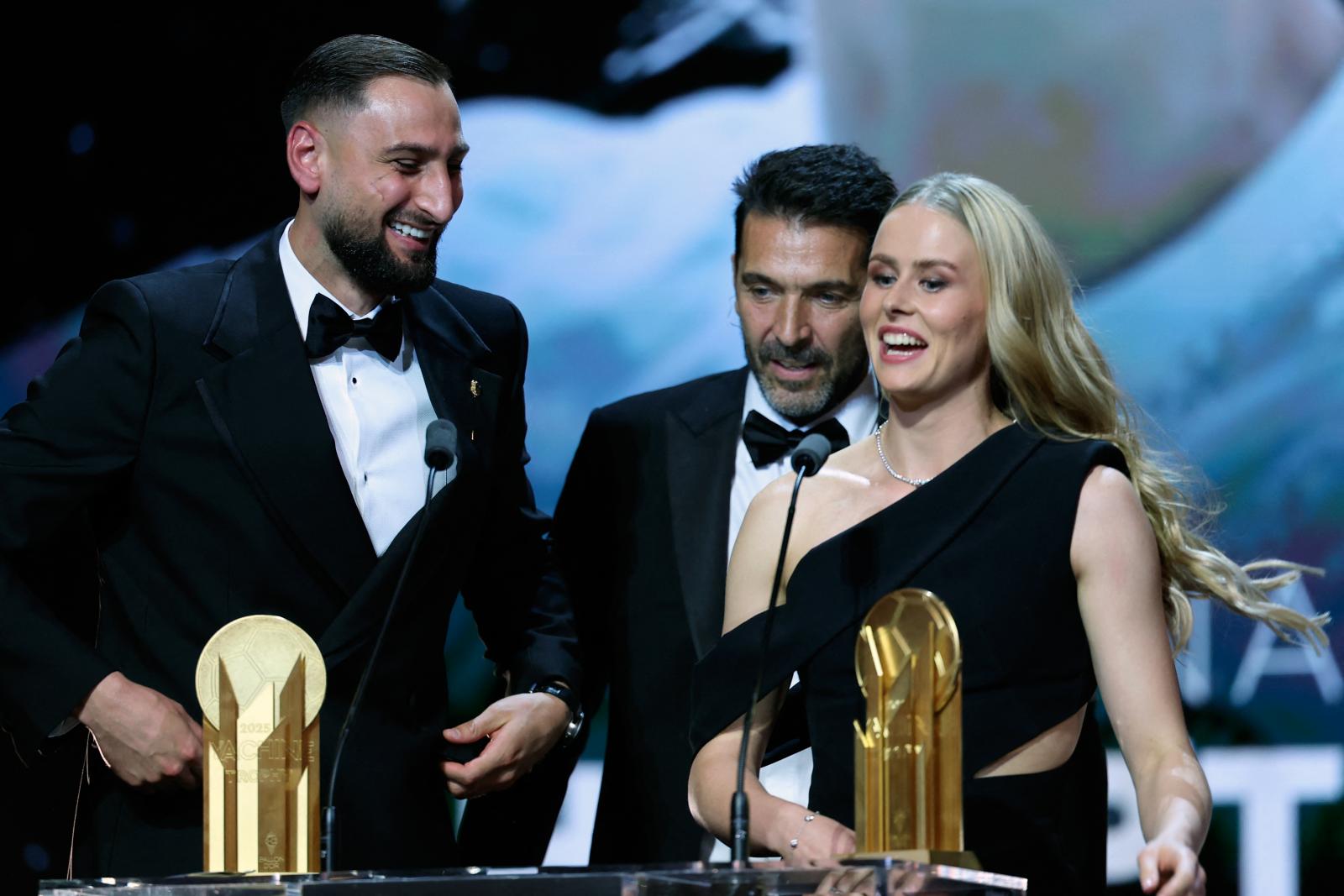 Ousmane Dembélé és a Barcelona spanyol középpályása Aitana Bonmati miután átvették az Aranylabdát a 2025-ös France Football díjátadó ünnepségen