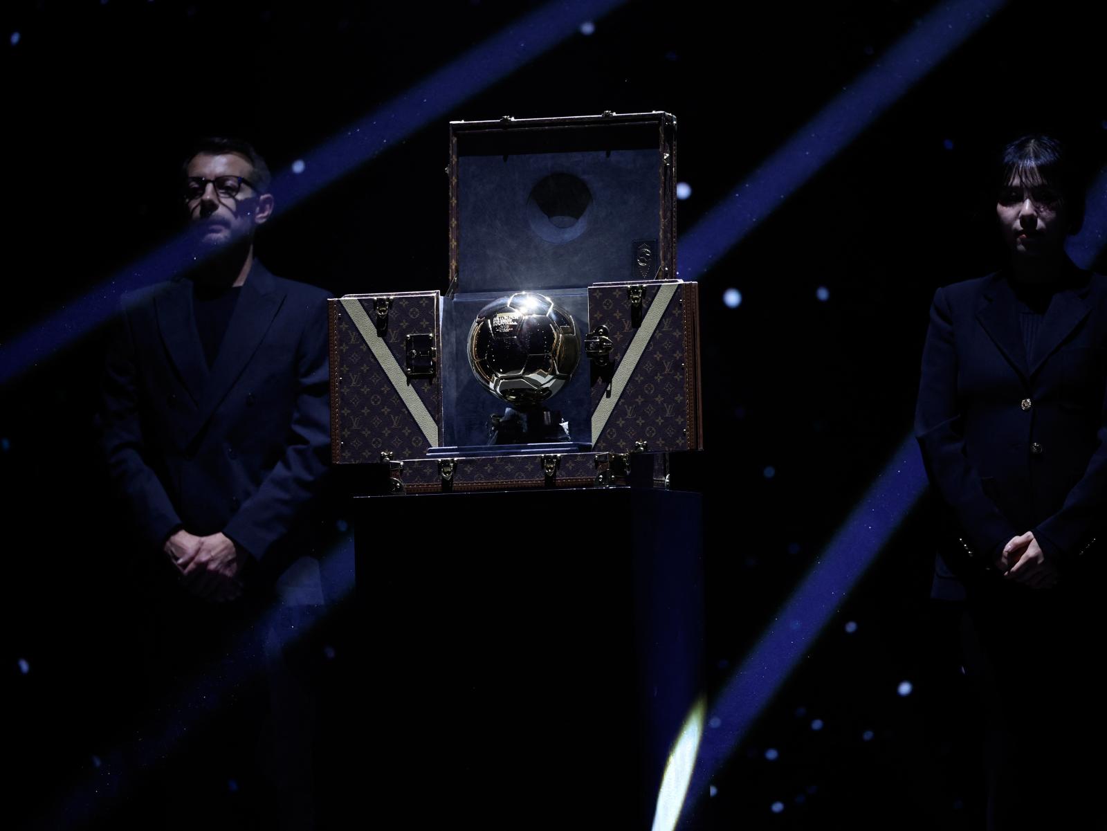 Ousmane Dembélé és a Barcelona spanyol középpályása Aitana Bonmati miután átvették az Aranylabdát a 2025-ös France Football díjátadó ünnepségen