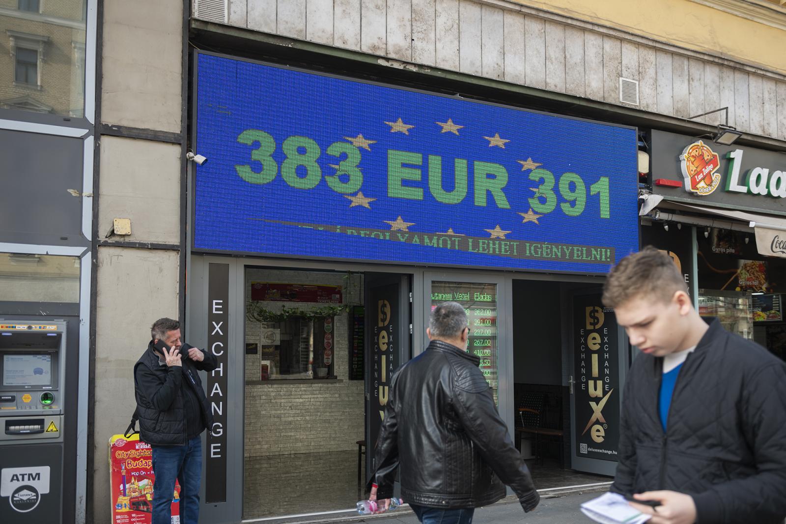 A forint erősödését nagymértékben segíti a befektetőknek kínált kamatelőny is