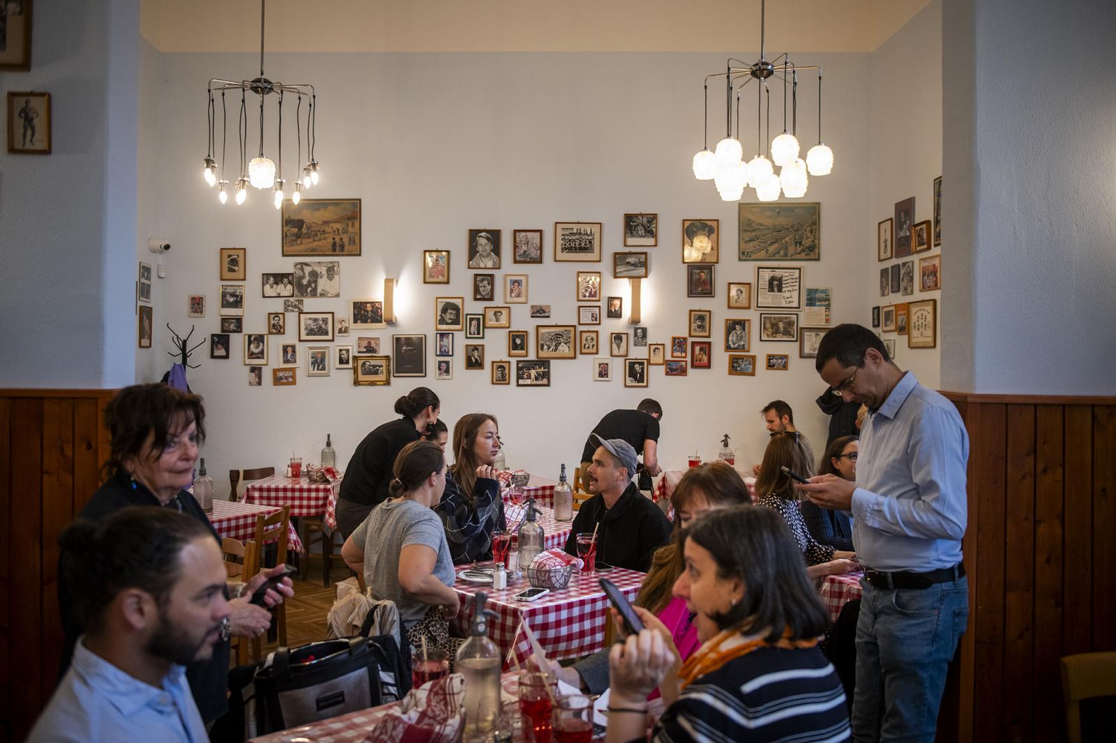 Tovább él a közös asztal hagyománya, szabad helyre idegent is odaültethetnek a pincérek
