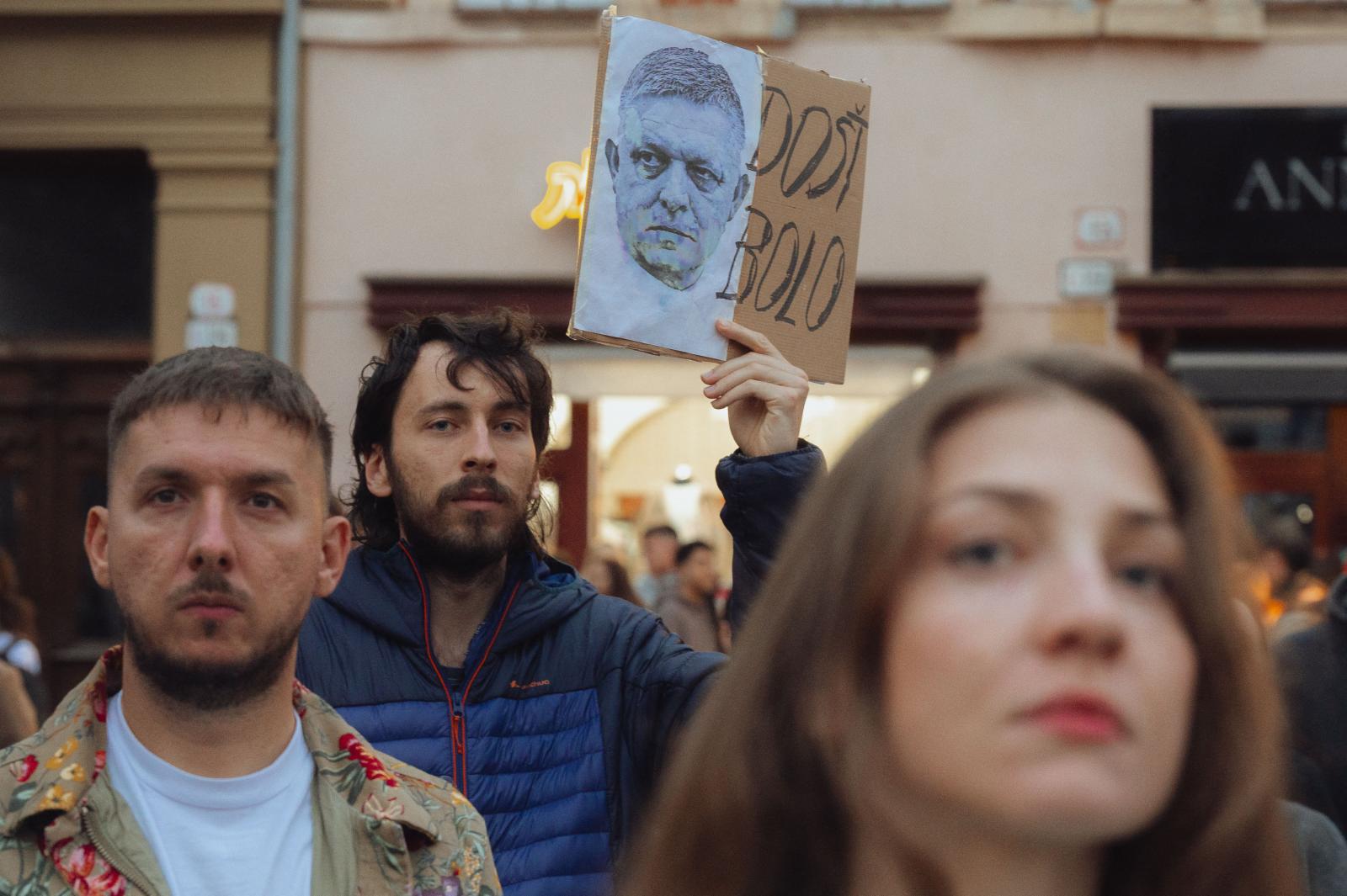 Kormányellenes tüntetés Kassán Robert Fico arcképével 2025. szeptember 23-án