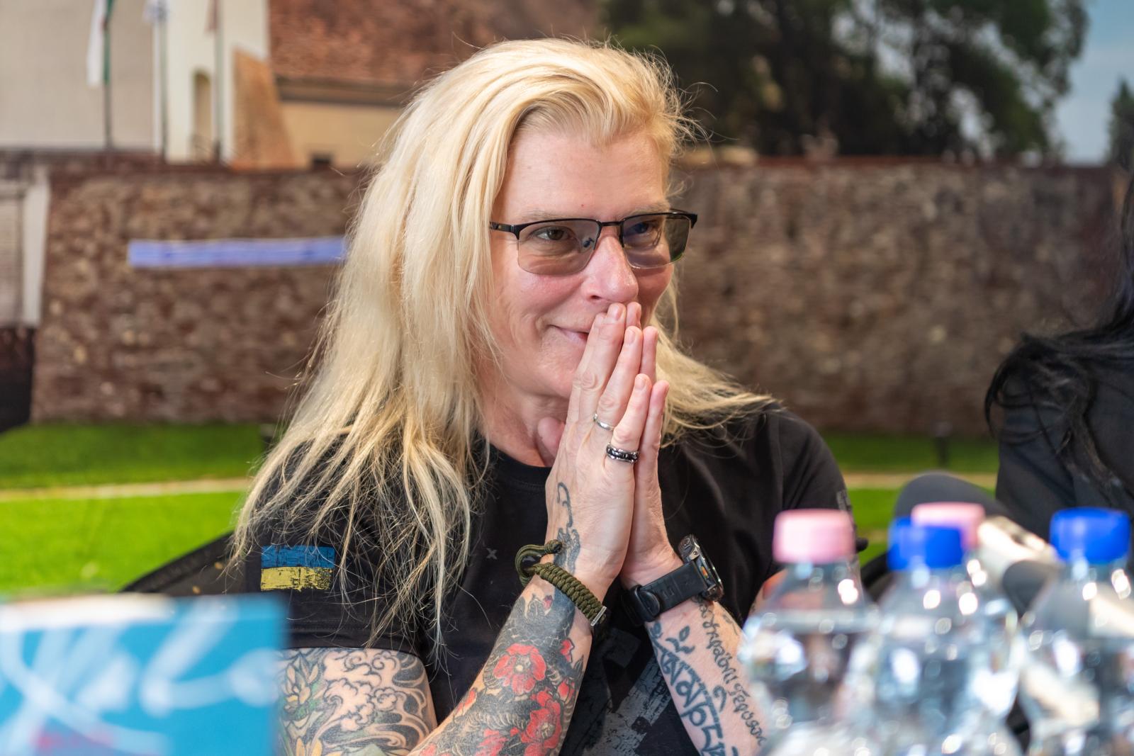 Julija Pajevszka nem tervezte, hogy megjelenteti a verseit, terá­pia­ként tekint a költészetre;