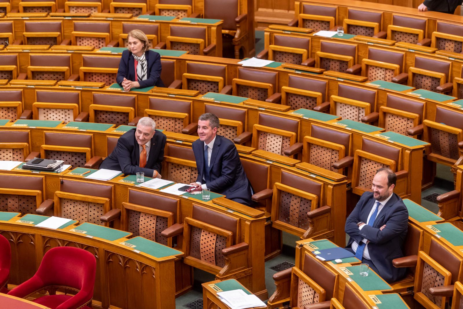 A javaslatot májusban adta be Halász János, később a teljes frakció felsorakozott mögé