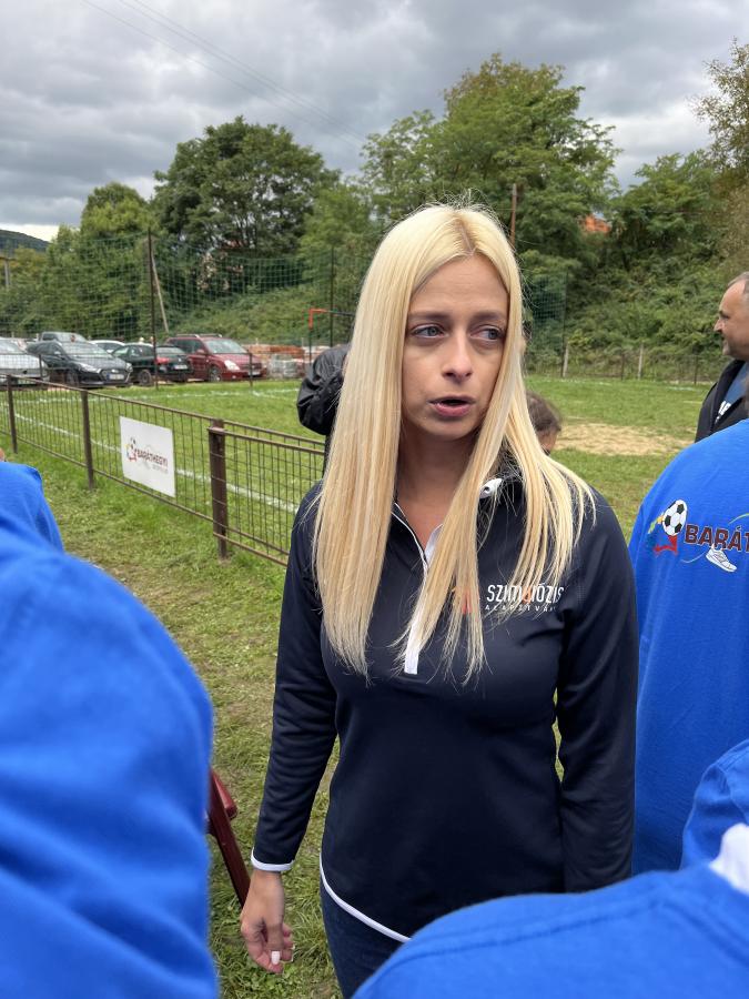 Lengyel Laura civilben egy családi vállalkozást irányít, egyébként pedig futball­edző