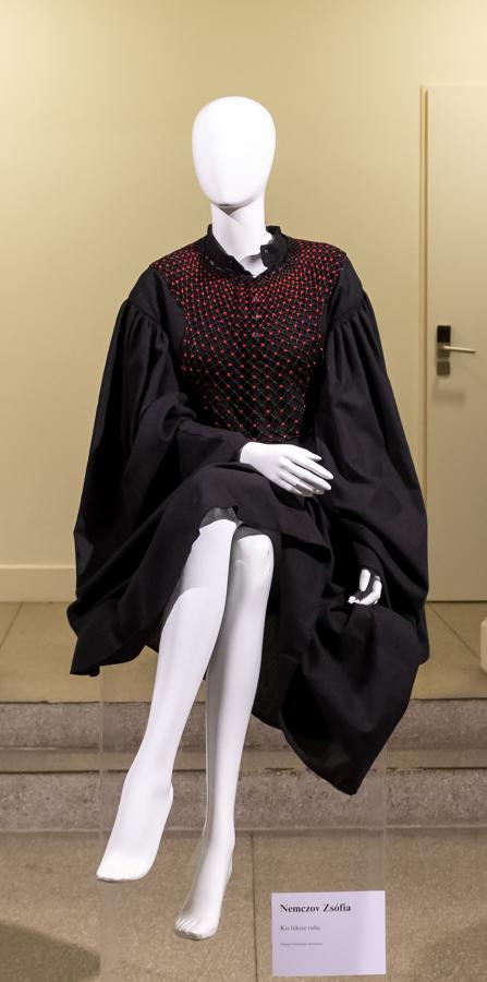 Nemczov Zsófia Kis fekete ruhája sárközi gyöngygallér toppal