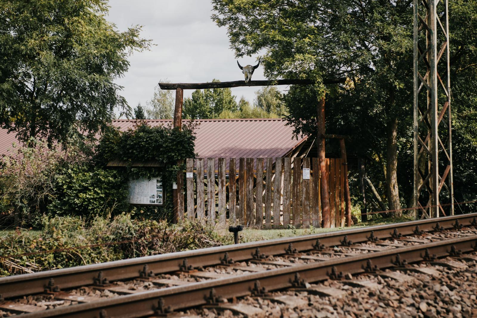 A farm bejárata fölött emlékeznek az „alapító atyára”