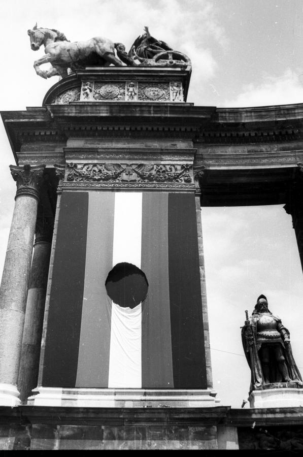 Hatvankilenc év után ötvenhat zászlajából mintha csak a lyuk maradt volna