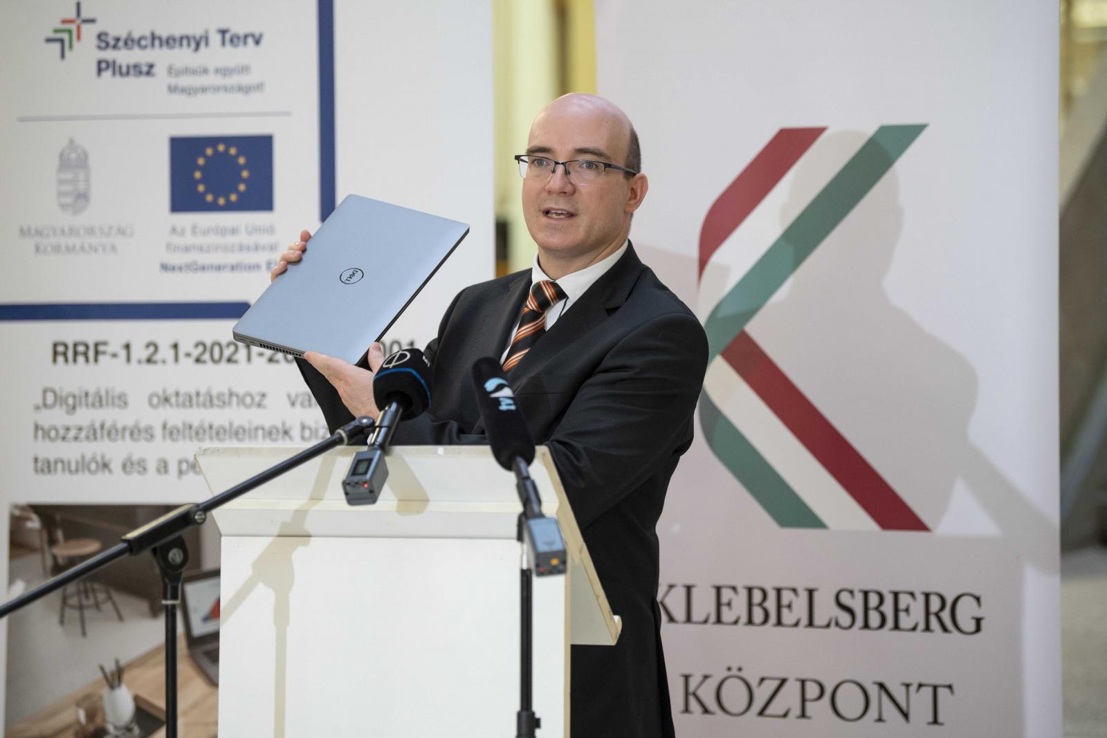 Maruzsa Zoltán köznevelési államtitkár 2022 februárjában bejelenti az oktatás digitalizációjának zászlóshajó-projektjét. Azóta léket kapott