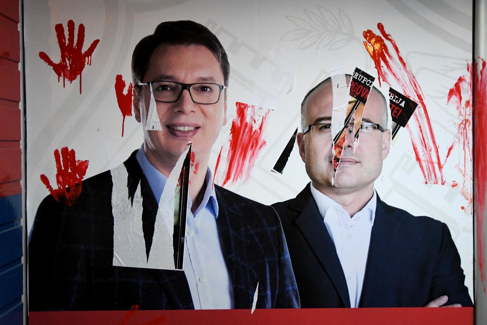 Egy tavalyi plakáton Aleksandar Vučić szerb elnök és Miloš Vučević, aki az újvidéki tragédia után lemondott