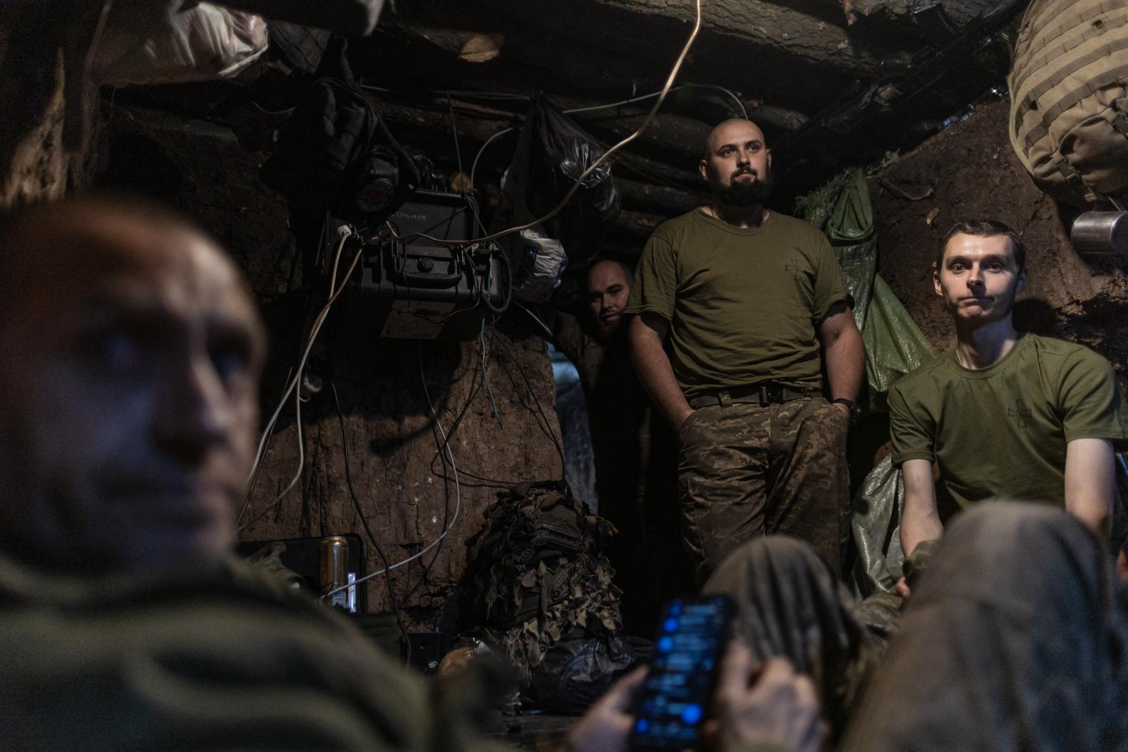 Fedezékbe vonuló ukrán katonák Pokrovszknál