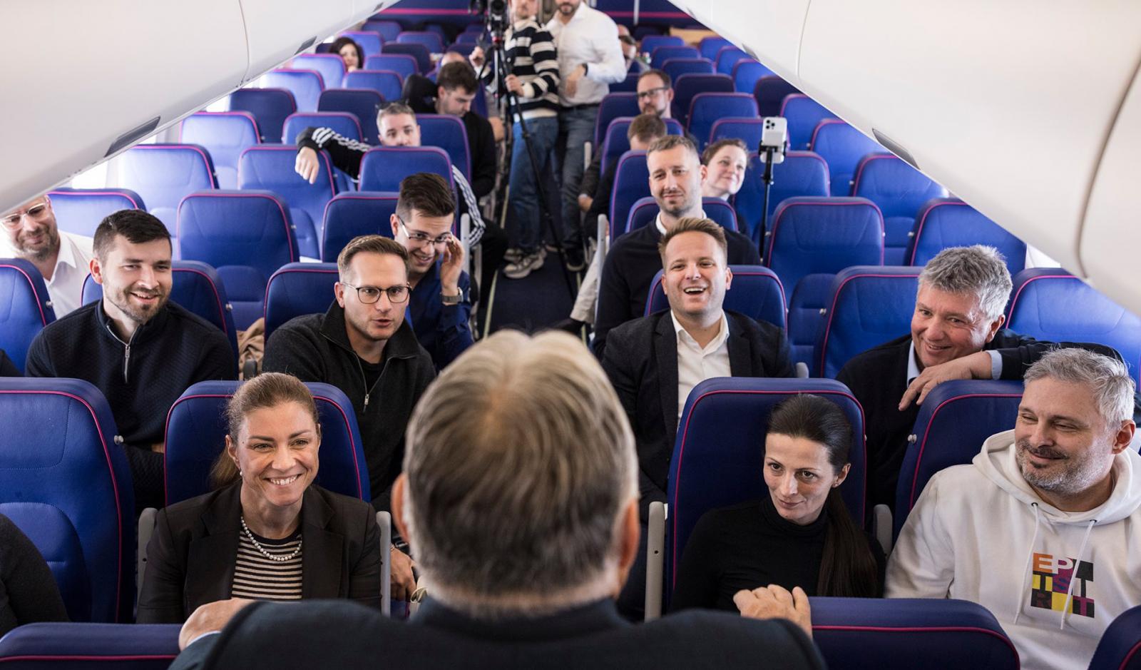 A miniszterelnök a haza úton beszélt először a pénzügyi csomagról