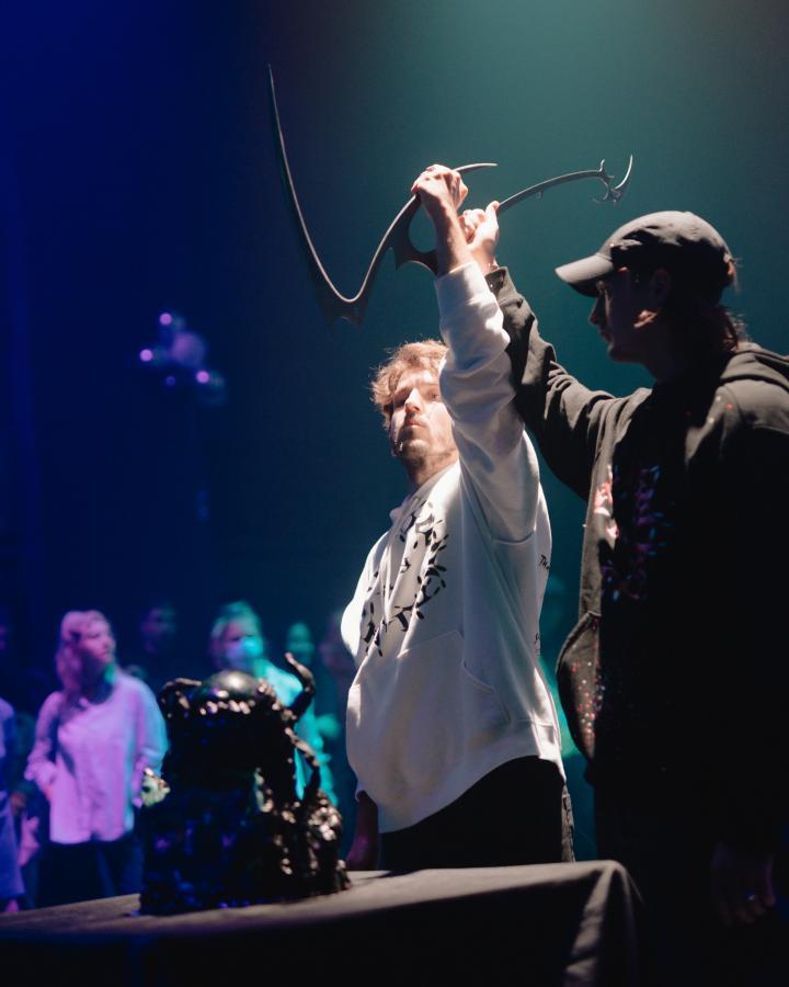 Jelenet a Hollow kollektíva Baby című előadásából