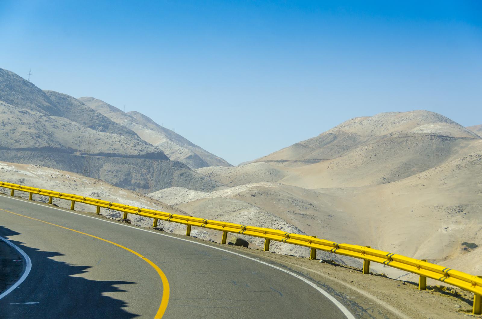 Szakadékba zuhant egy busz Peruban, legkevesebb 37-en meghaltak