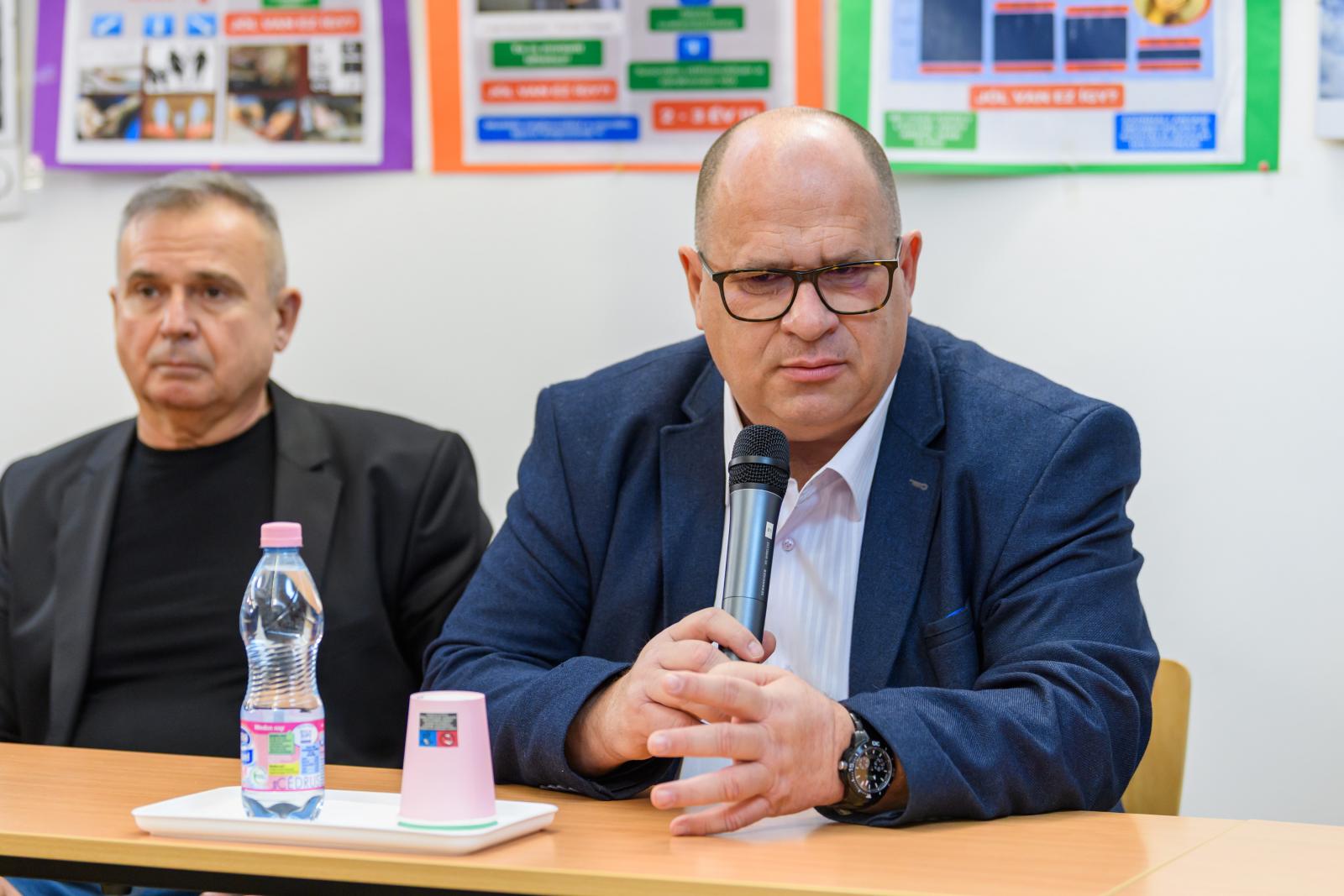 Naszályi Gábor, az Egységes Közlekedési Szakszervezet elnöke az egyeztetésen