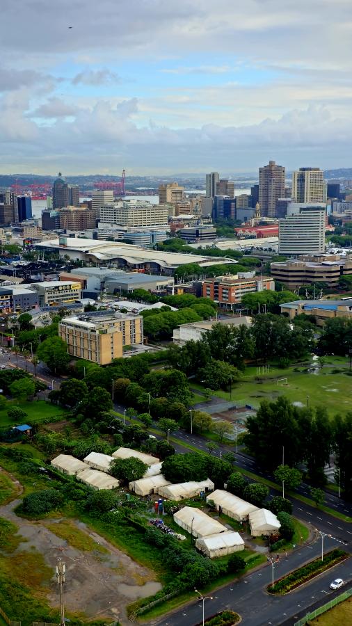 Durbani látkép:
sátortáborok és
irodaházak – az
apartheid rendszer
megszűnése
óta áramlanak
a távolabbi
régiók lakosai
a nagyvárosok
gettóiba