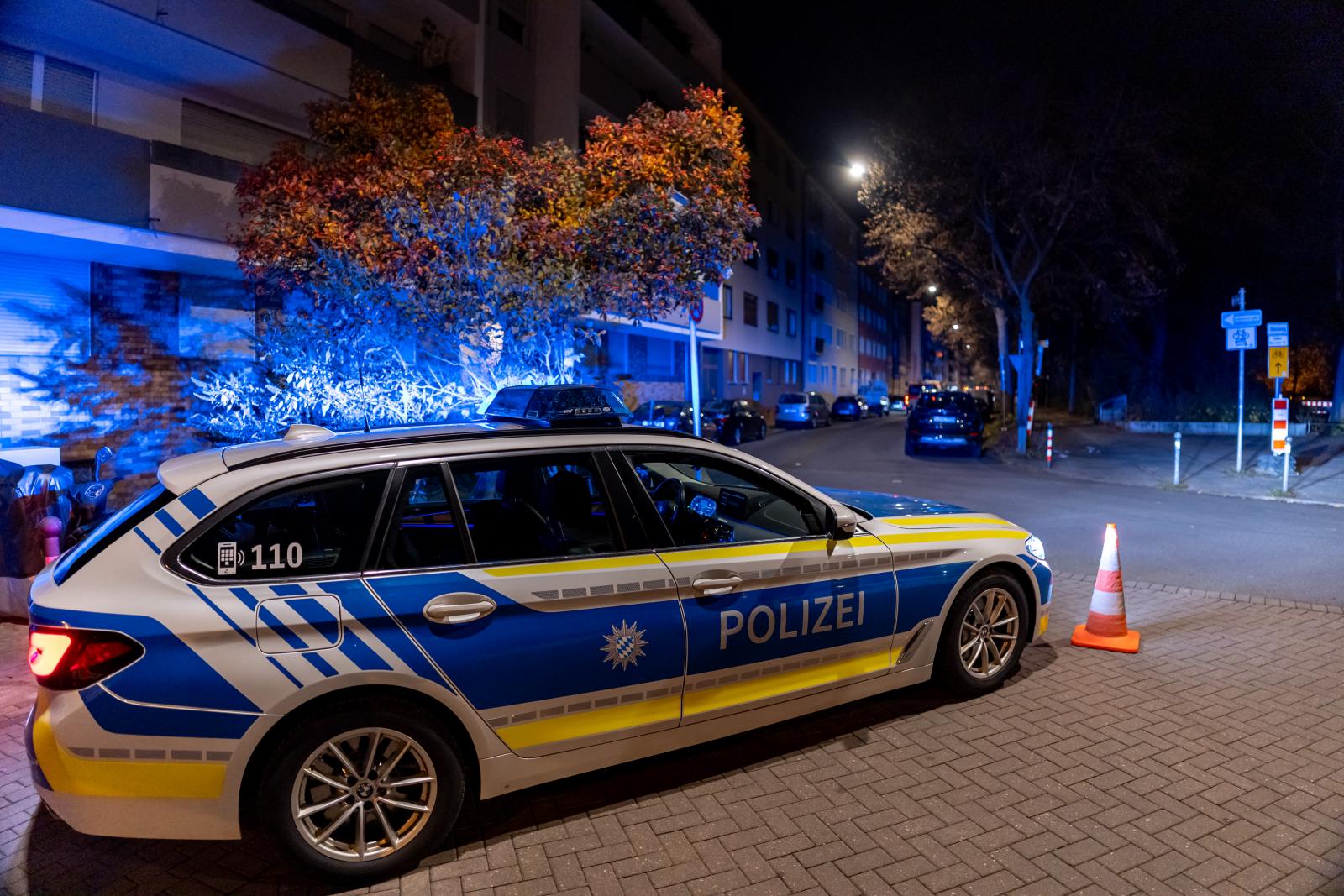 Rendőrautó a második világháborús amerikai légibomba hatástalanítása miatt kijelölt, lezárt terület határán Nürnbergben