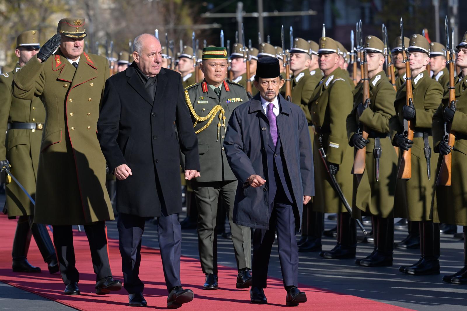 Sulyok Tamás katonai tiszteletadással fogadja Hassanal Bolkiah brunei szultánt november 18-án