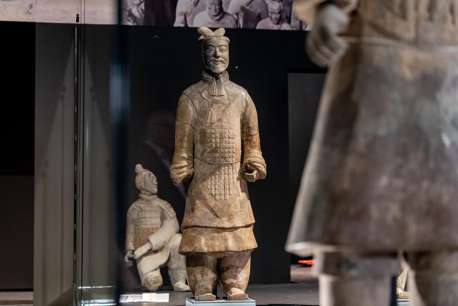 A katonai parancsnok a rangjára utaló, jellegzetes konttyal