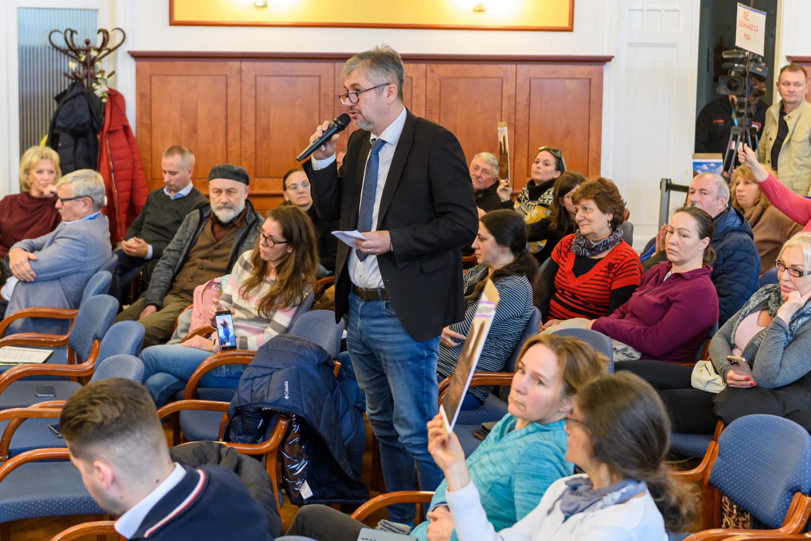 Hadházy Ákos is a beruházás ellen érvelt