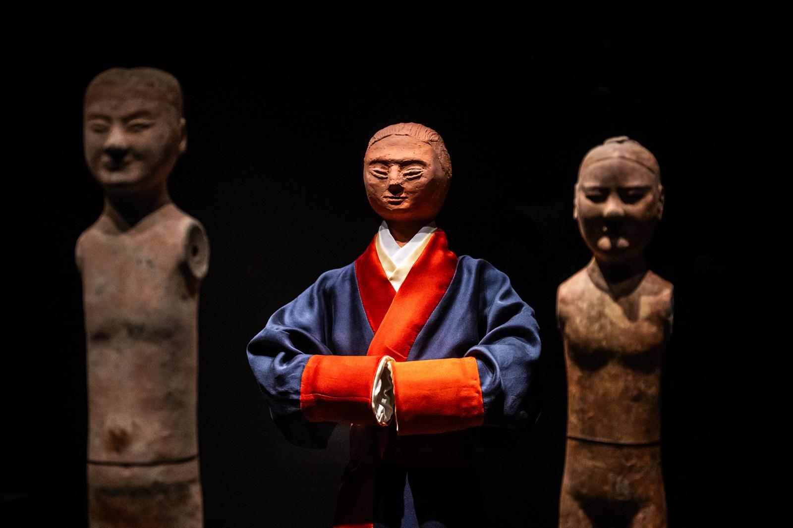 A katonák egy emelvényről is megtekinthetők, így azt a hatást keltik, mintha a régészeti árokban állnának