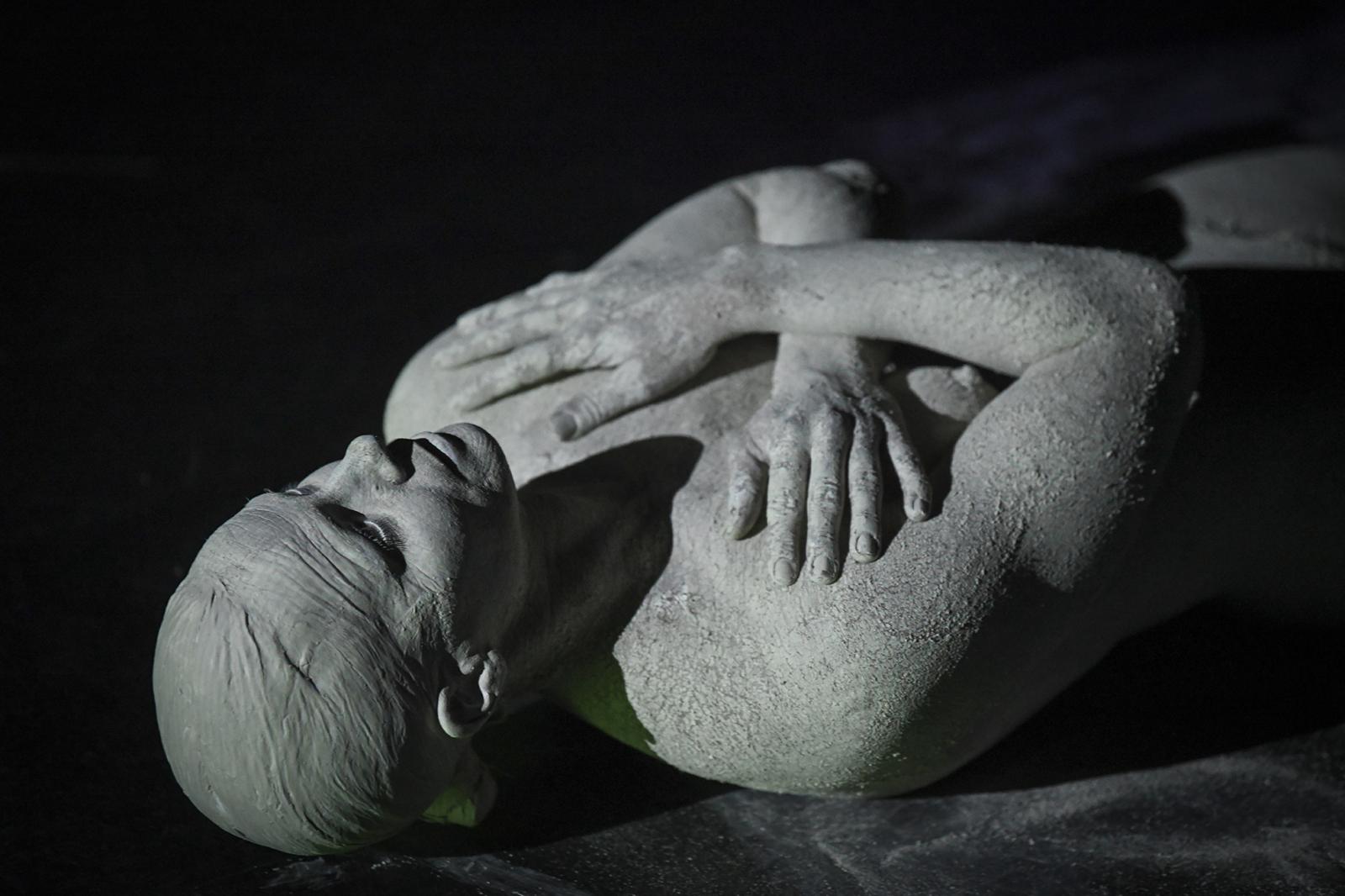 Mórocz Eszter táncművész Gáos László Semmi-szövegek – Hommage a Samuel Beckett című előadásában