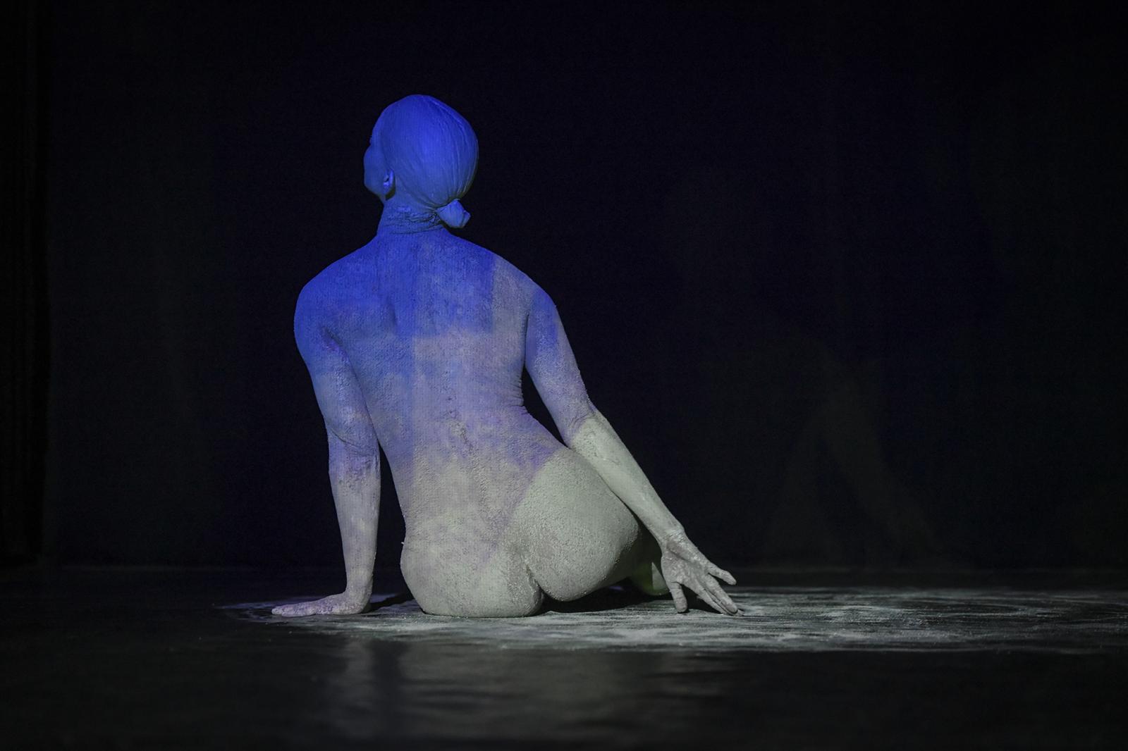 Mórocz Eszter táncművész Gálos László Semmi-szövegek – Hommage a Samuel Beckett című előadásában