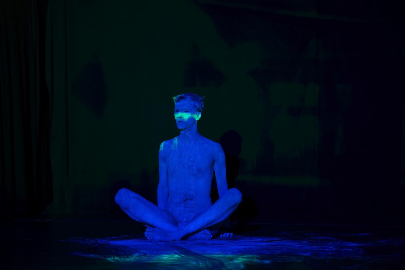 Bot Ádám táncművész Gálos László Semmi-szövegek – Hommage a Samuel Beckett című előadásában