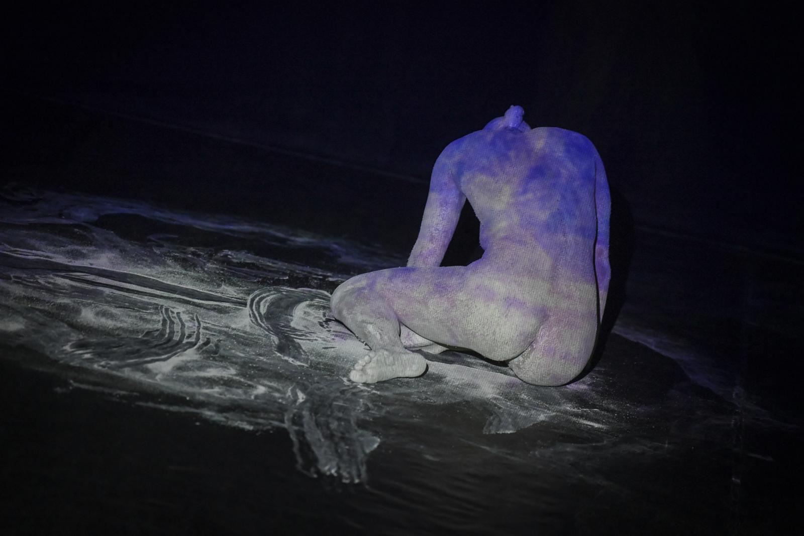 Mórocz Eszter táncművész Gálos László Semmi-szövegek – Hommage a Samuel Beckett című előadásában