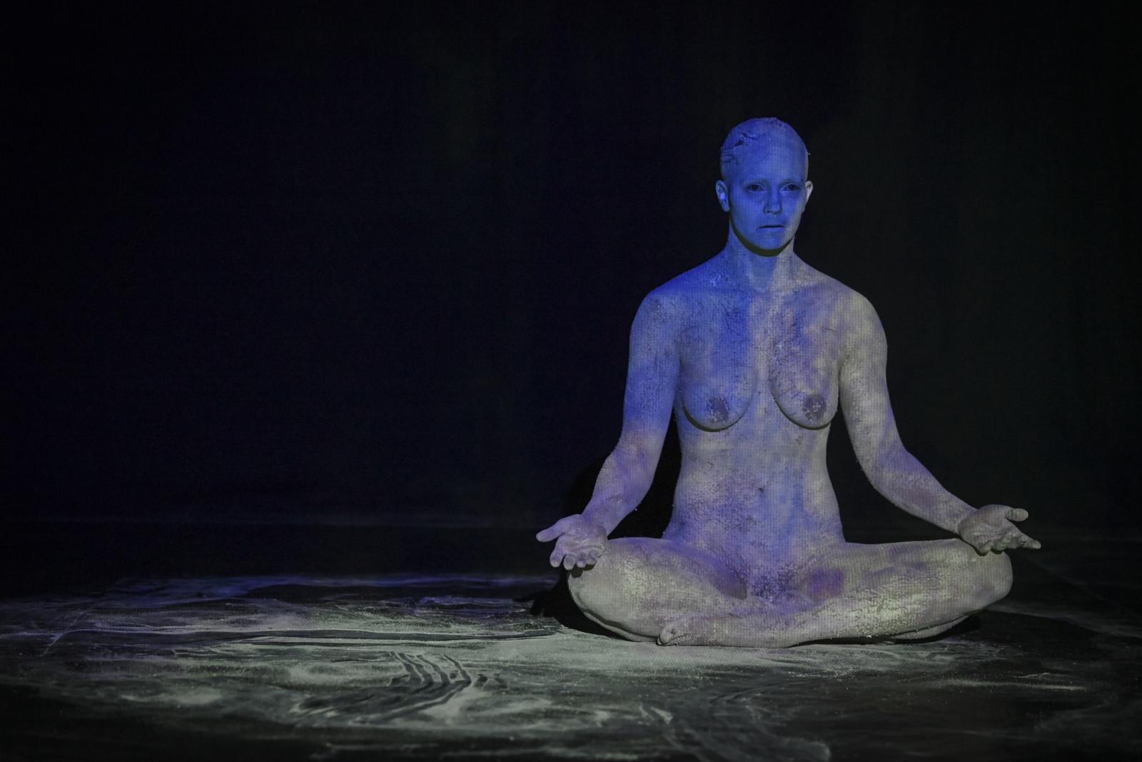 Mórocz Eszter táncművész Gálos László Semmi-szövegek – Hommage a Samuel Beckett című előadásában