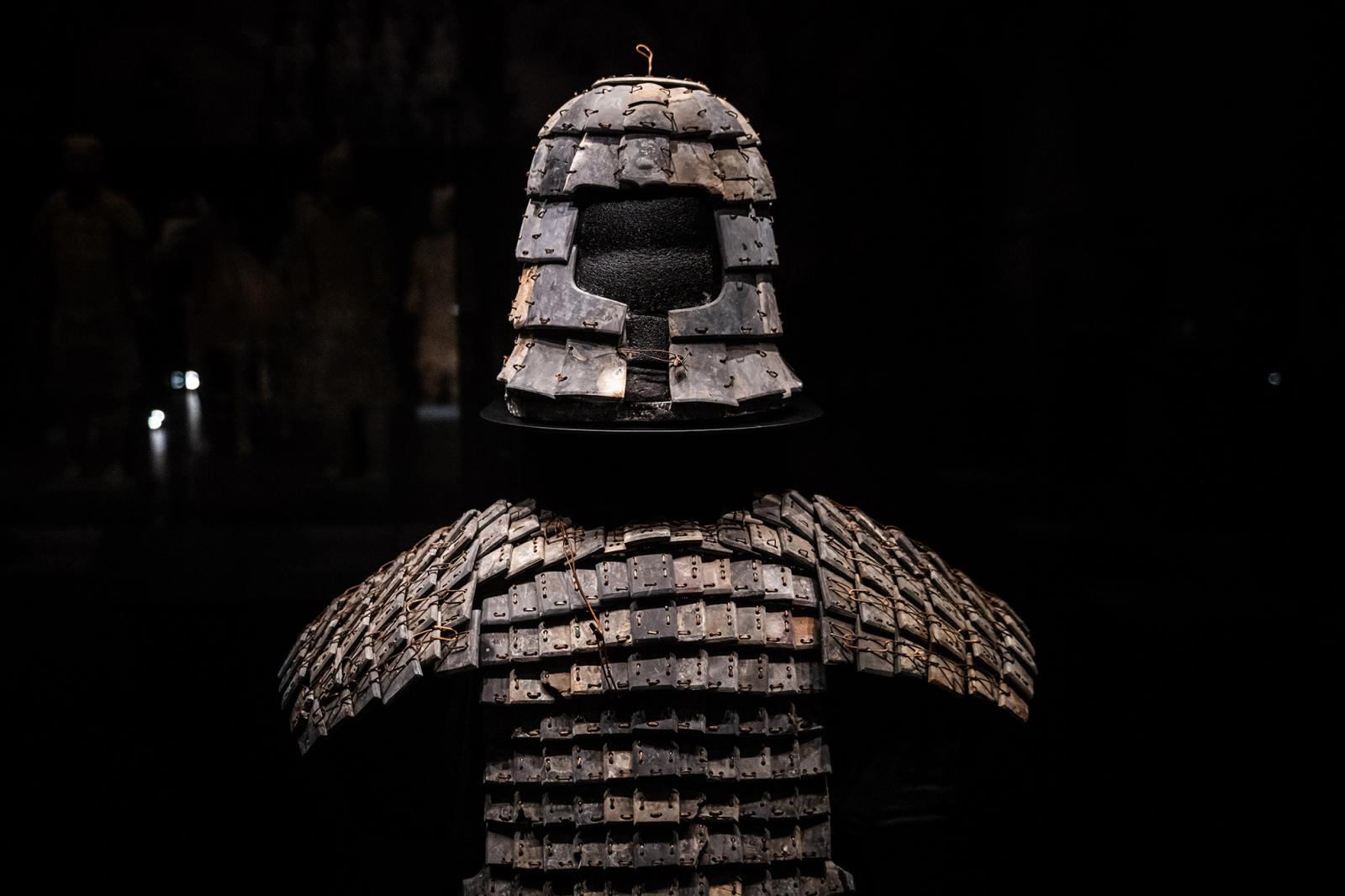 A katonák egy emelvényről is megtekinthetők, így azt a hatást keltik, mintha a régészeti árokban állnának