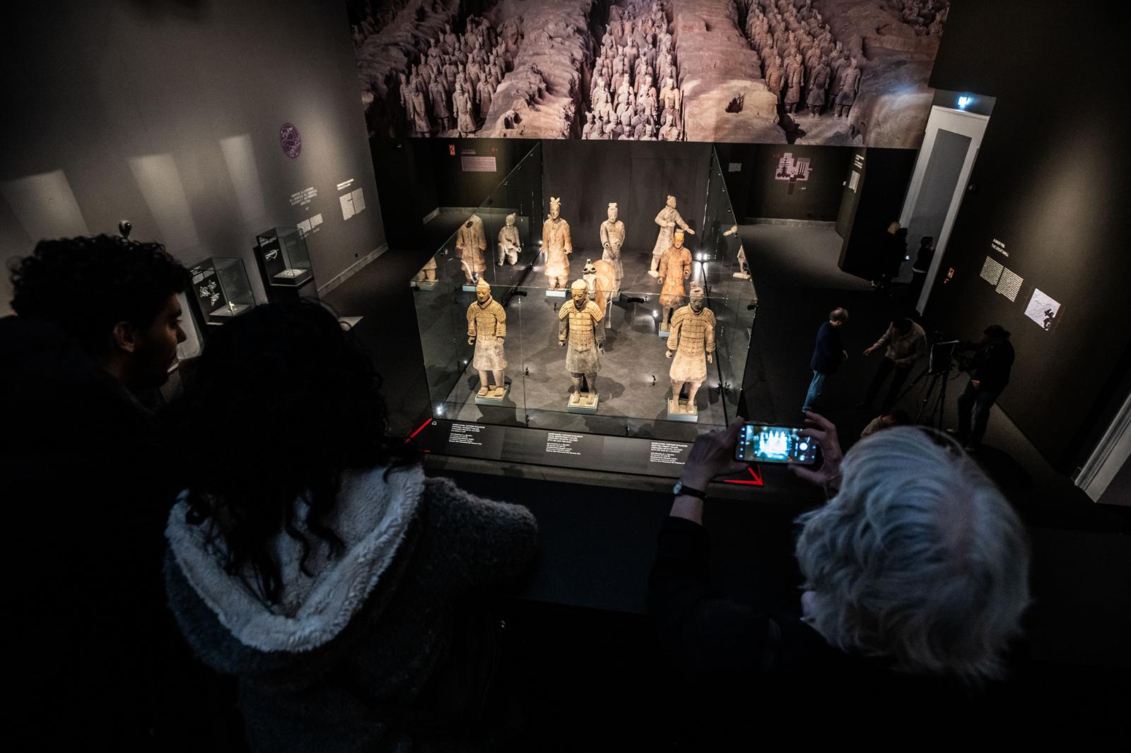 A katonák egy emelvényről is megtekinthetők, így azt a hatást keltik, mintha a régészeti árokban állnának