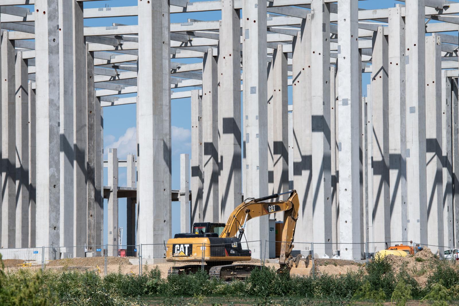 Az Eve Energy akkumulátorgyár építése Debrecenben, a BMW-gyár mellett. A keleti nyitás, a távol-keleti tőke sem tudta helyettesíteni a nyugati beruházások és kereslet apadását